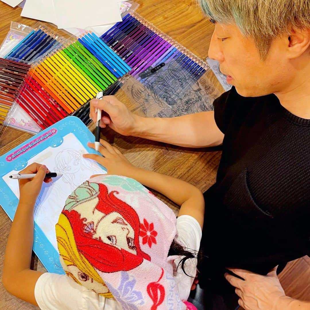 田村淳のインスタグラム：「お絵描き日曜日 線の書き方を教えてる風ですが 僕が教わってるんです^_^」