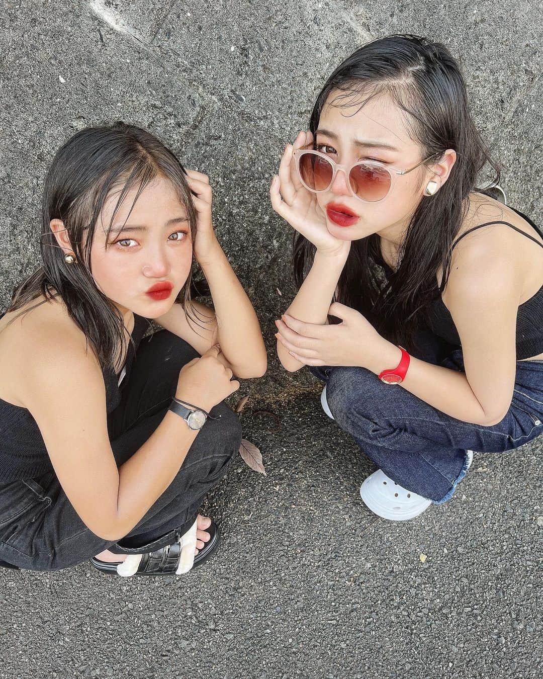 代田萌花のインスタグラム：「みんな週末楽しく過ごしていますか✨✨✨YouTube見てもらえしたか？にいなのヘアカラーチェンジ見てね🫰❤️❤️❤️❤️ 今年のカラーは落ち着いた大人カラーにしてみたよ✨YouTube見てない方は是非もちゅチャンネルを✌️  @lokahi.3 さまの ホルダーネックみてみて！ 可愛いくない？😎👍姉妹めちゃお気に入りです！みなさんもオソロしよー❤️❤️❤️❤️  #姉妹#姉妹コーデ #姉妹お揃い #姉妹ママ #お揃い#大人っぽコーデ#おそろ#仲良し#夏コーデ#code#summer」