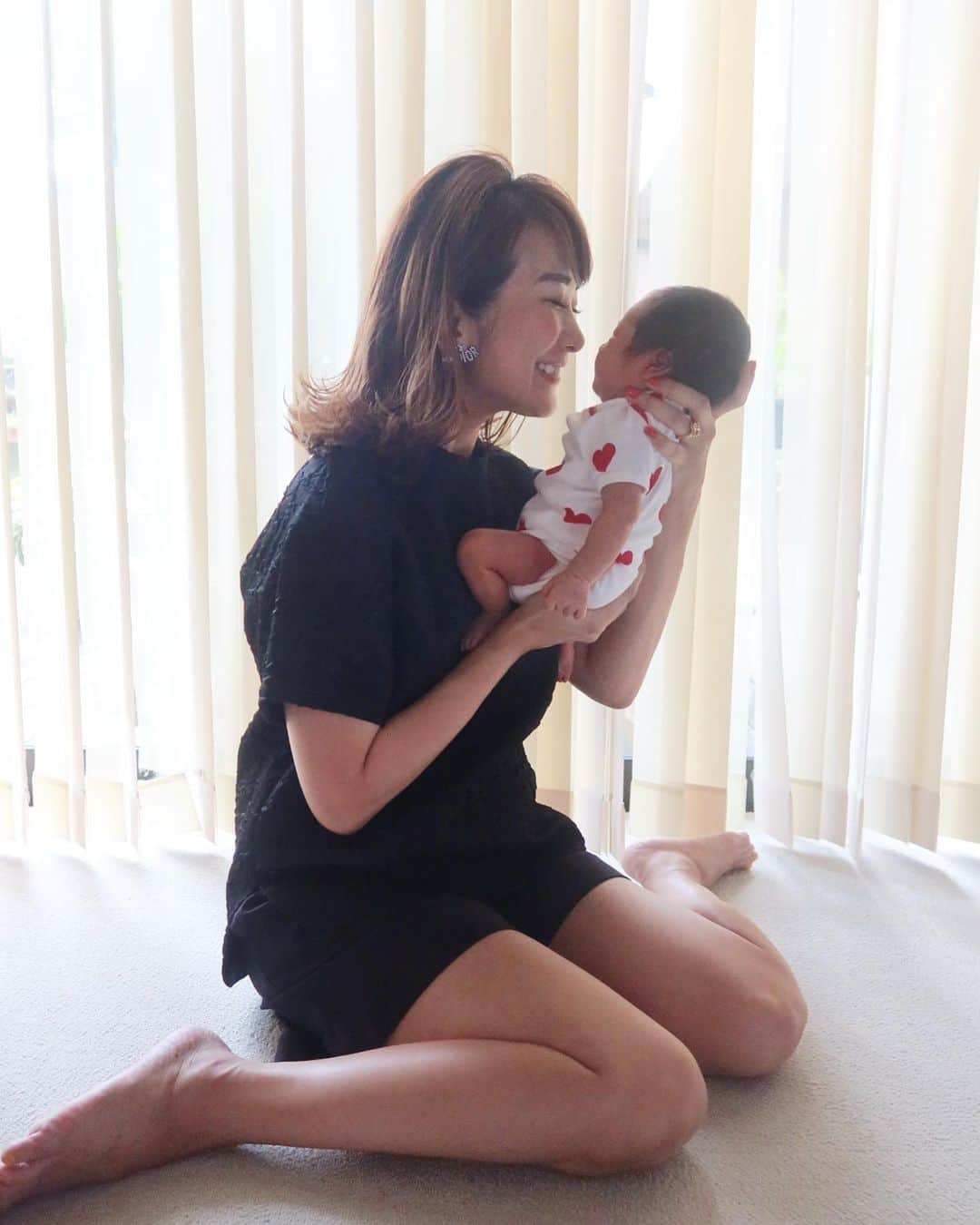 Mai Wakimizuのインスタグラム：「新生児ちゃん＼(^o^)／このちっちゃさが可愛すぎてもう1度お腹の中に戻したくなる♡笑 今のところ3.4時間に1回のおっぱいタイム以外はずーっと寝てるし滅多に泣かないからたまに存在忘れそうになる。笑  #生後12日#新生児#babygirl#女の子ベビー#第二子#女の子ママ#mamalife」