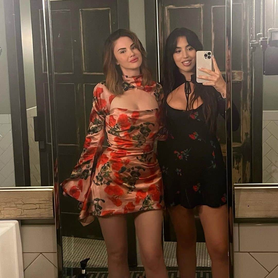 ジェイド・ニコルさんのインスタグラム写真 - (ジェイド・ニコルInstagram)「Bringing it back with the OG bathroom selfie. Such a fun couple of days with friends. Some business and some pleasure. And @brittanylittleton and I had a meeting that might be bringing @sugartaco to the next level 🌱🌮 stay tuned!! #entrepreneur #plantbased #hospitality」8月7日 9時26分 - jaydenicole