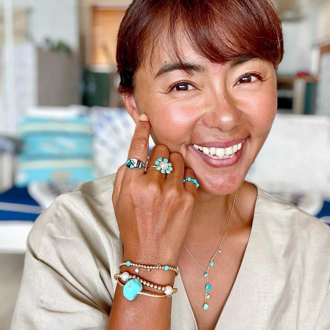 のインスタグラム：「マウイ島のマリさんから、バースデープレゼント🎁が届いたー❤️ @mauimarioceanjewelry   マリさんのジュエリーは、もう何年愛用してるだろ🤩たくさんのジュエリーを重ね付けしてる❤️  今回も私の大好きなターコイズの可愛いアクセサリーがたくさん❤️マリさんの作るアクセサリーは可愛くてホントに素敵✨そしてワンピースもマリさんの🌞ラインも綺麗だし着心地抜群❗️めちゃオススメです❤️  ラスト写真のガーリックシュリンプはハワイに行けないから沖縄のハングリーアングリーで🦐 @hungryangryokinawa   もうコロナで3年もハワイに行けてない😭みんなに会いたいよーーー🌴🌈🌞✨  マリさん、いつもありがとう❤️ マリさんのジュエリーはこちらか、チェックしてね➡️ @mauimarioceanjewelry   #mauimarioceanjewelry  #maui  #hawaii  #okinawa  #beachlife  #turquoise  #jewelry」