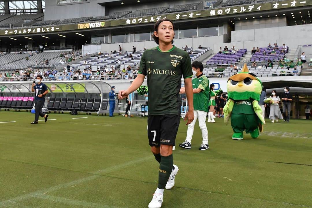 森田晃樹のインスタグラム：「応援ありがとうございました！100試合セレモニーありがとうございました。3rdユニかっこいいな、、、 #まさかの家族大集合  #tokyoverdy #東京ヴェルディ  #newbalance」