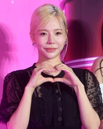 サニー のインスタグラム：「#15주년 #기자회견 #긍정파니덕에 #웃음만발」