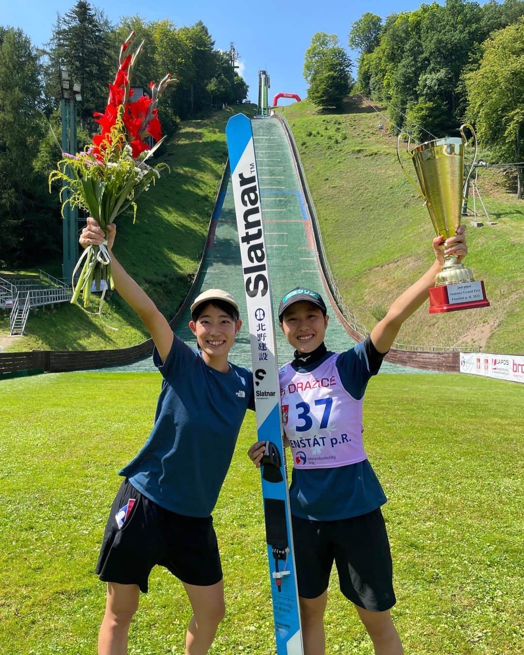 岩渕香里のインスタグラム：「_  やったーーーー🤩🤩🤩🤩  希　@nozomi_maruyama  復帰戦優勝🏆🎉 かっこよすぎ！！！ おめでとう🤩🤩💓💓💓  前十字靭帯断裂って結構きつい。 たくさんのアスリートが苦しんでると思うけど、完璧な復帰を果たした希！ リハビリ頑張ったんだね🥲 素晴らしいです🥲  色んな方がわたしにも速報を送ってくれて 大興奮でした！ ありがとうございます！  岩渕香里、セカンドキャリアを必死に過ごし 先月からサマグラも開幕、 試合結果を見てワクワクしてます！ でもやっぱり競技者ではない事を 心から実感中です。 自分がプレーヤーで主役の時間は 刺激的で楽しい毎日だったんだ、 選手である時間はなんて幸せだったんだ、と。 でも、こうやって希の結果に喜んだりして 毎日がワクワクするサポーター側の気持ちも感じられてます！ 希を始め選手みんなの これからにもドキドキワクワク💓 ただただ選手の無事と健康を祈りながらガヤを 楽しみます☺️💓  写真は去年のfrenstat🇨🇿 なかなかない2ショット✌️いえい  #丸山希　#nozomimaruyama  #skijumping #札幌 #長野　#nagano  あ、有希有希有希ヤギ希、、、🤣 次はなんだろ？」