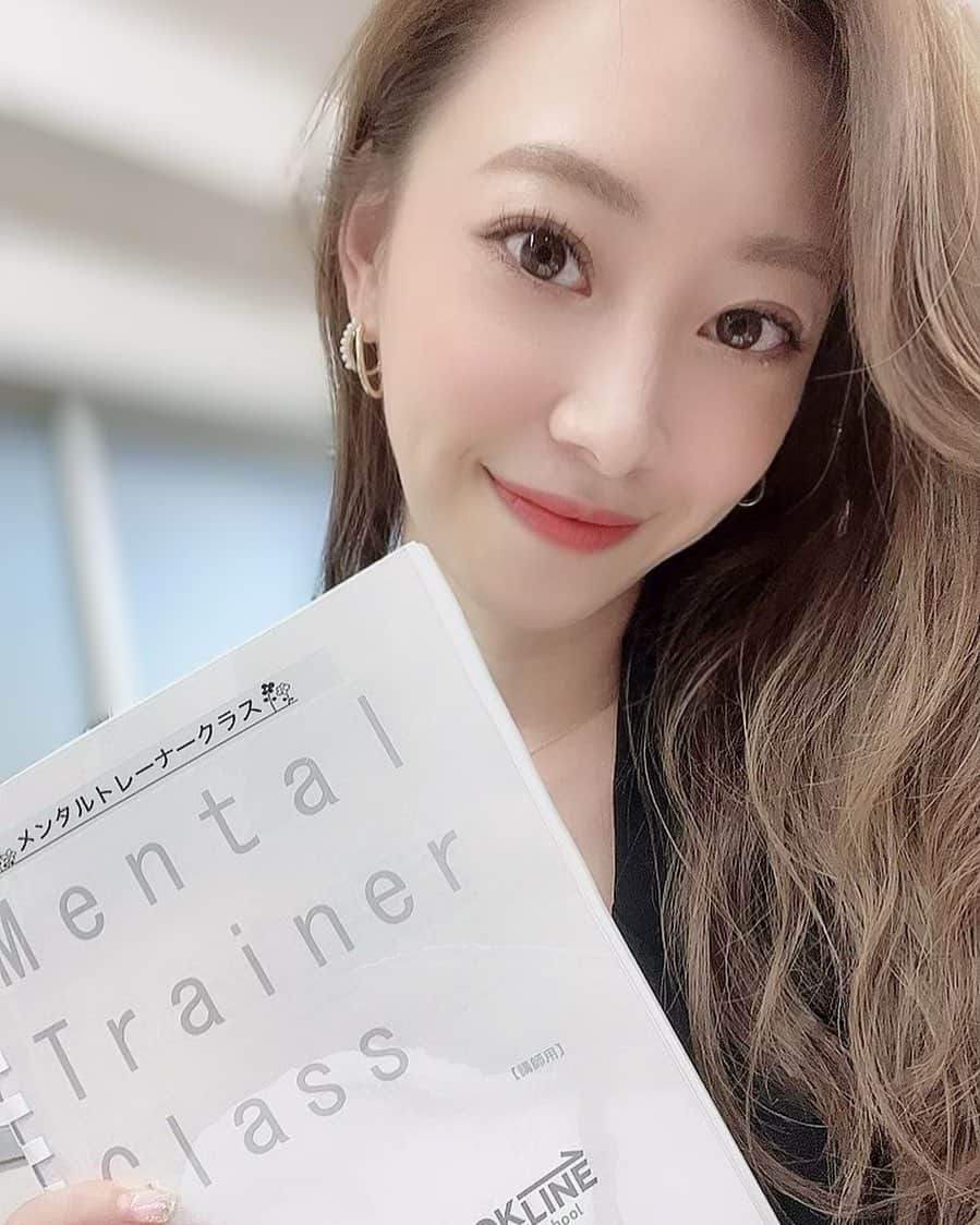 中村果生莉さんのインスタグラム写真 - (中村果生莉Instagram)「😍 . . テキストを1から作り直していた関係で暫くお休みしていた#メンタルトレーナークラス が遂に開講しました❣️  相当ボリュームもアップしたし、実際たくさんの方をサポートさせていただく中で感じている、本当に必要な知識やスキルだけに絞りこみ、且つ、すぐにでも現場で使っていただき活躍してもらうために、実践編などもかなりボリュームアップしました🥰  代表の森川はじめ、事務局スタッフなどと連日ミーティングを重ねながら、  リコレクトのメンタルトレーナーはどうあって欲しいか  会社として今後どんなトレーナーを育てていきたいか  なども明確にしていきながら、テキストの内容も作って行きました❣️  きっと、本気でメンタルトレーナーを目指してくれる方しかきっとここまで辿り着かない。  たくさんのメンタルトレーニングの会社が存在する中、敢えてリコレクトを選んでくれて  決して安いとは言えないお金と大切な時間を使ってリコレクト所属のメンタルトレーナーになりたいと思ってくれる方がいる。  今でこそ、トレーナーとしてだけではなく、資格取得講師や、会社の開発室の室長という責任ある立場まで任せていただいておりますが、  7年前は私もメンタルトレーナーを目指していたイチ受講生でした🍀*゜  あの時はまだメンタルトレーナーなんて名前も知られてないくらいだったし、本当に色んな人に「何それwww」ってバカにされたこともあったけど  でも、絶対にこの仕事はこれから必要になってくる！っていう根拠のない自信はあったし、何より私自身がワクワクしていたのを覚えています😊  そしてあの時の感覚は間違って無かったなと思える最近。  あの頃の自分を信じてあげて良かった♡  まだまだ認知度は低いけど、少しずつ日本でもメンタルトレーナーという存在が広まりつつある今、きっとこれから世の中には、たくさんのメンタルトレーナーが誕生していくことでしょう。  そんな時に、あの人に見て貰いたい、あの人にだったら胸の内をあかせると、最終的に選んでいただけるメンタルトレーナーでいられるかどうか。  それが何よりも大切ですね☺️  つまり、トレーニングの質は勿論、信頼関係の構築や最後には結果にちゃんと繋げられるかどうか。  トレーナー側の自己満足にならないように、質の高いトレーナーを育てていくというのも私に課せられている大切なミッション。  だからこそ、これから出逢ってくださる方には絶対後悔させないように  そして私が学びながらワクワクしていた時のような感情を受講生にもたくさんの感じて貰えるように頑張ります🔥  . . . #メンタルトレーナー #メンタルトレーナー資格 #開講 #リコレクト #資格取得 #講師」8月7日 11時39分 - kaori.nakamura_0226