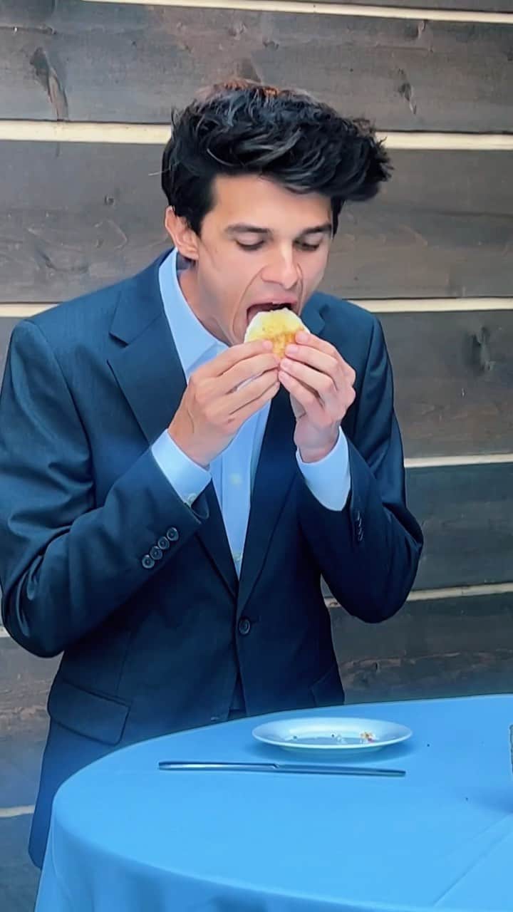 Brent Riveraのインスタグラム：「Does no one else do this with their cupcakes?😂🧁」