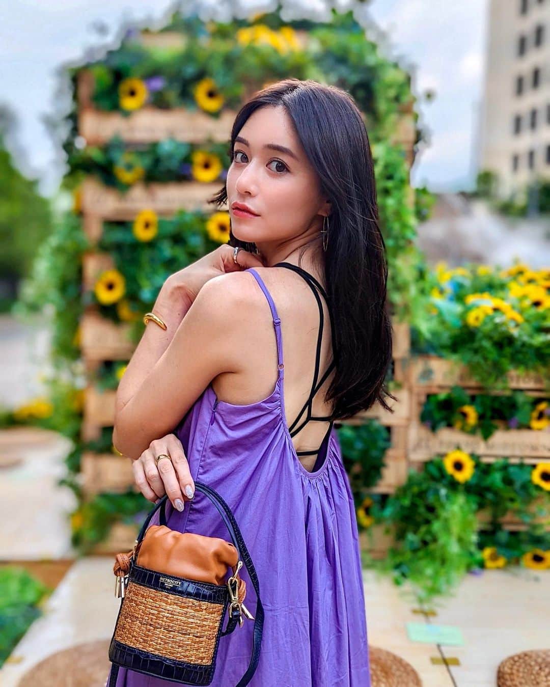 のインスタグラム：「こんにちは💛 先日のパープルコーデ💜👗 お気に入りの @metrocity.japan のカゴバッグと合わせてサマーコーデの完成🙆‍♀️🤍 後ろが綺麗に空いてるワンピースなのでインナーも魅せるインナーで✨ . dress... @elenore_official  tops... @grl_official  bag... @metrocity.japan  . メトロシティのバッグは新作🛍 7月からちょこちょこコーデでも登場してたよ😙 まだ今なんとオンラインでも前シーズンのアイテムがセール中だからぜひチェックしてみてね❤️ . #metrocity #メトロシティ #りなまるコーデ #バッグ #bag #夏コーデ #マキシワンピース #grl #グレイル」