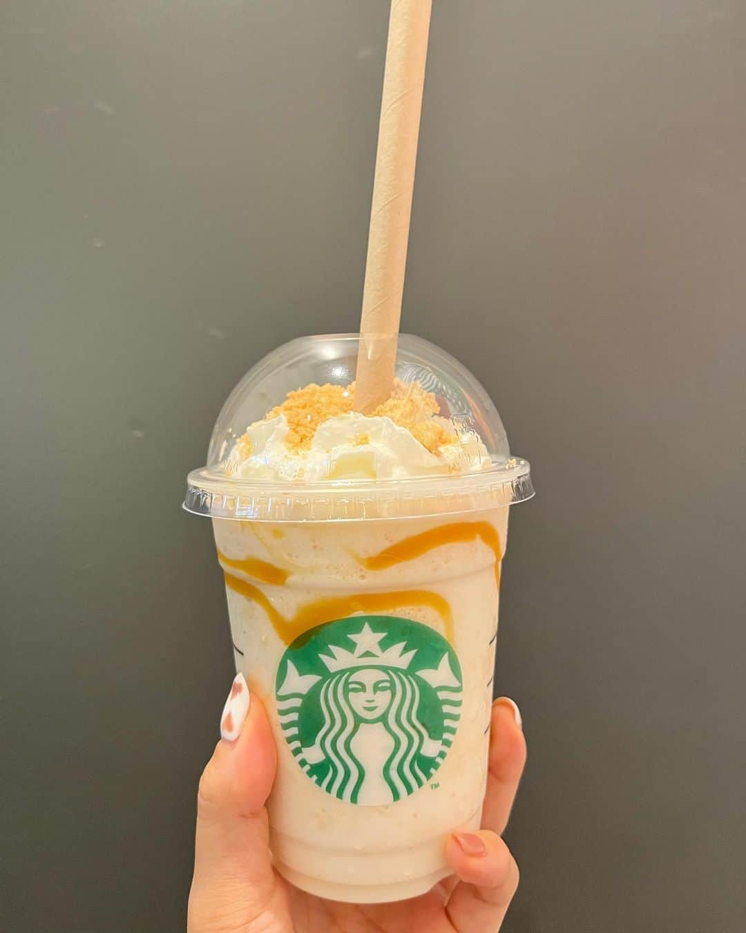 あいりさんのインスタグラム写真 - (あいりInstagram)「話題のちんすこうフラペチーノ のんできた〜🫠❤️ みんなはもうのんだ？😋♡ . . #starbucks #スタバ #ちんすこう  #fashion #ootd #フラペチーノ  #スターバックス #ファッション  #新作フラペチーノ #instalike」8月7日 18時22分 - gtamtgat