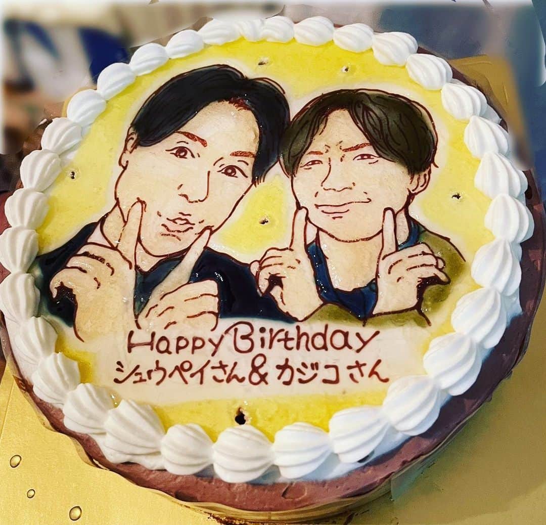 しゅうぺいのインスタグラム：「いくつになっても誕生日ケーキって嬉しいよねー🎂 突然電気が消えて奥からケーキと共にhappy birthdayの歌が響き渡る感じ✨ 愛に溢れた時間は毎年新鮮だ🤩 ありがとう☺️  #7月16日 #7月15日 #生誕祭 #感謝 #シュウペイ軍団 #cake #シュウペイポーズ」