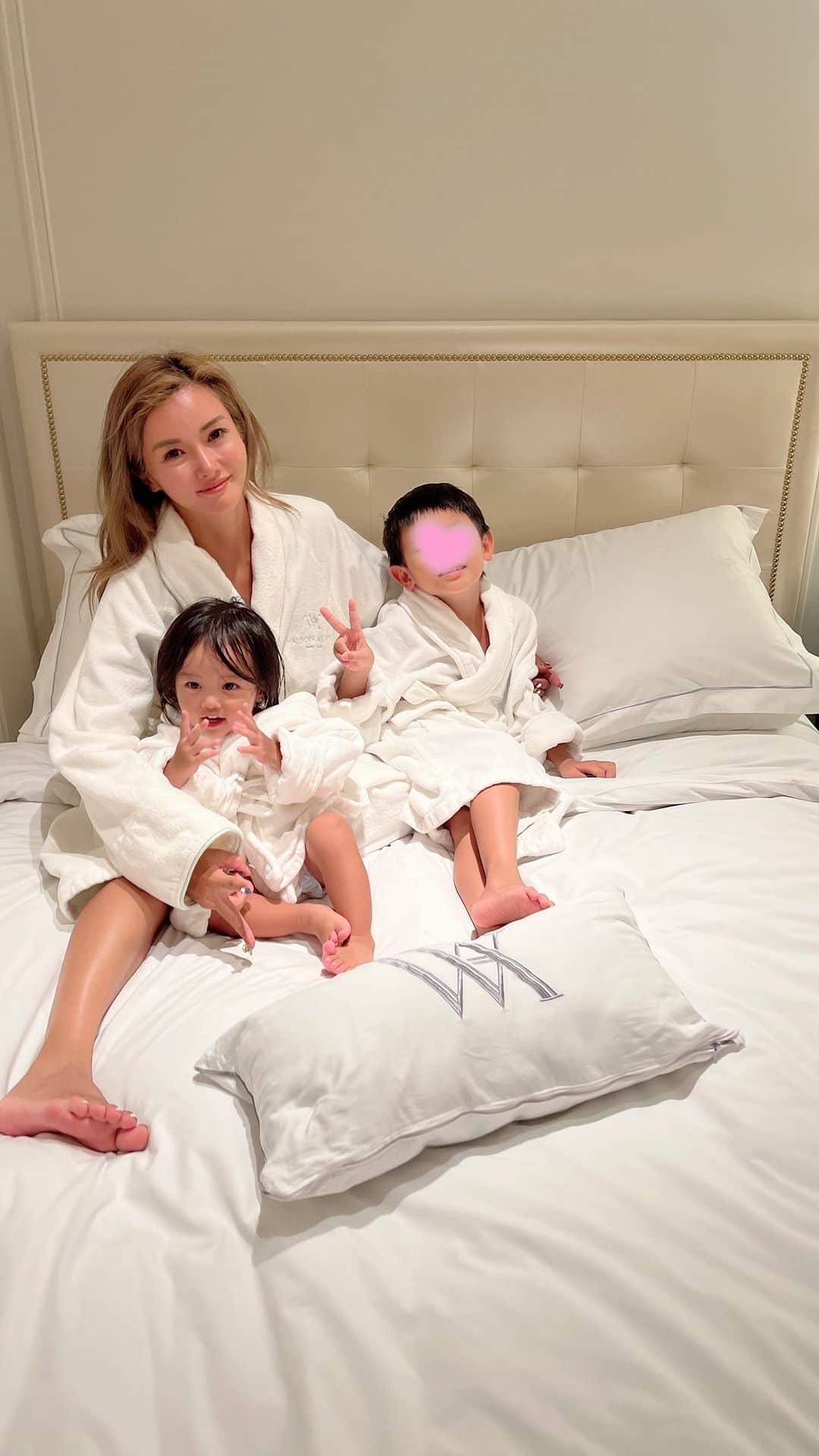 のインスタグラム：「ドッタバタなLAでほぼまともな写真も撮れてないけど明日移動なので今日は初めてちょっとゆっくり😂🛁💖 子供用バスローブもあったので着せてみた☺️🐣  娘は少しずつ言葉が増えてきました🥰 "あけて"と"はいチーズ"を記録🎥💘  #LA #familytime #familytrip #beverlyhills #waldorfastoriabeverlyhills #福王寺fam #チビテル #息子 #7歳 #男の子ママ #チビノ #娘 #1歳9ヶ月 #女の子ママ #女の子ベビー #赤ちゃんのいる生活 #成長記録 #21monthsold #babygirl」