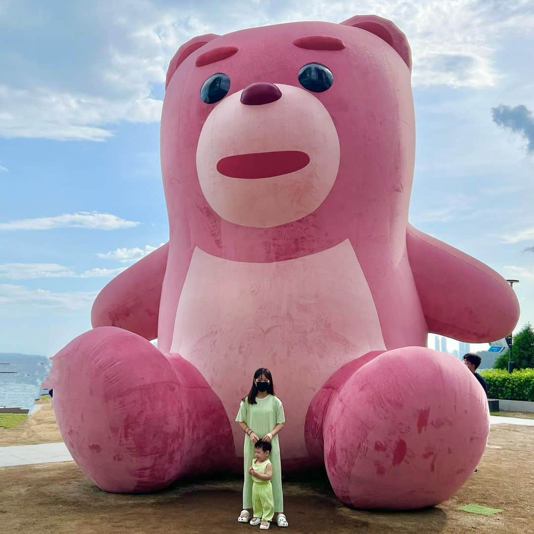 ジェウンのインスタグラム：「내 귀염둥이들과 벨리곰 만나러🧸💕  아주아주 커다란 곰돌이를 보고 로윤이의 반응이 어떨지 무서워할지 혹은 아주아주 좋아할지 궁금했는데 로윤이는 전자였어요!!🤣🤣 재은이도 몇년전까지만해도 인형탈쓴 사람을(재은이시점=움직이는 인형) 광장히 무서워했는데 로윤이도 비슷할것같네요..🥹  괜찮아 아가 천천히 익숙해지자(?)😃  그 와중, 하늘에 보이는 하트구름♥️ . . #잰#재은#로윤#열살차이남매 #소띠아기#14개월#1歳2ヶ月#10歳差姉弟#夏休み#여름방학#벨리곰#재은로윤」