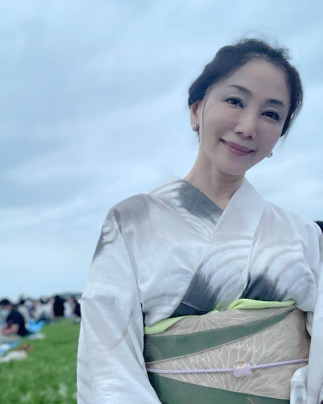 坂村かおるのインスタグラム：「昨夜は、3年ぶりの「足利花火大会」でした。 ・ いつも2時間かけて2万発以上の花火を打ち上げますが、今年はそれを1時間で打ち上げたので、見応えが凄かったのなんのって‼️ ・ いつもは、どことなく儚さを感じでいましたが今年の花火は力強さと言うか「皆んな頑張ろ！」って強いメッセージが伝わる様で目頭が熱くなりました🎆 ・ 皆様も、どうぞ感動を味わってくださいね💕 ・ ・  いつも「いいね！」を頂きありがとうございます。 皆さんのコメントに元気を貰っています😊  #クィーンオブ美魔女 #team美魔女 #美ST #坂村かおる #トータルビューティーアドバイザー #美しく老いる #バランス #美容 #コスメ #ファッション #今日のコーデ #トータルバランス #お洒落な人と繋がりたい #コスメ好きな人と繋がりたい #美意識高い人と繋がりたい #美魔女 #美魔女が変わる #アップデートしてる人と繋がりたい #自分らしくアップデート #足利花火大会2022  #足利大好き」