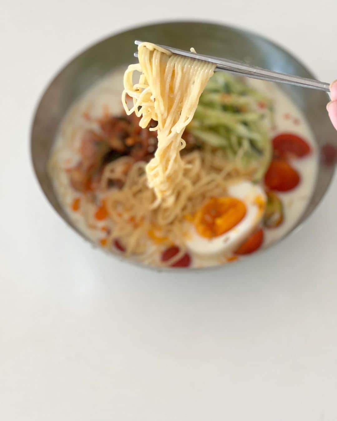 前田ゆかのインスタグラム：「夏の麺類は　@zenb_japan  細麺 ばかり 夏に欠かせなくなってる豆ヌードル！  『冷麺風豆乳麺』  すぐ出来て糖質オフ 食物繊維、 高タンパク！  お昼に一皿で満足できる 夏はのど越しのいい麺類が多くなります〜ね♫  #zenb #zenbnoodle  #zenbヌードル  #細麺まとめ買い #gultenfree #グルテンフリー #豆乳イソフラボン」