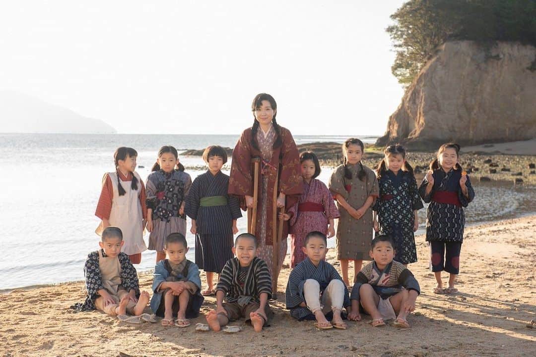 仁村紗和のインスタグラム：「NHK特集ドラマ「二十四の瞳」  明日、8/8よる9時からBSプレミアム/BS4Kで放送されます。  何度も映像化されている名作です。 主演は大好きな土村芳さん🕊 私は西口ミサ子役で出演しています。 小豆島の素晴らしい景色、子供たちの声、笑顔、、先生の守りたかったもの。  今もなお世界では戦争に苦しんでいる人々がいる中、空虚な気持ちになってしまいますが、、何度も思い出して経験していないからこそ学んで、皆んなと同じ地球に住む人間として今一度胸に手を当てて痛みを感じその感情を大切にしたいです。  皆さまぜひ見てね🕊PEACE  #二十四の瞳」