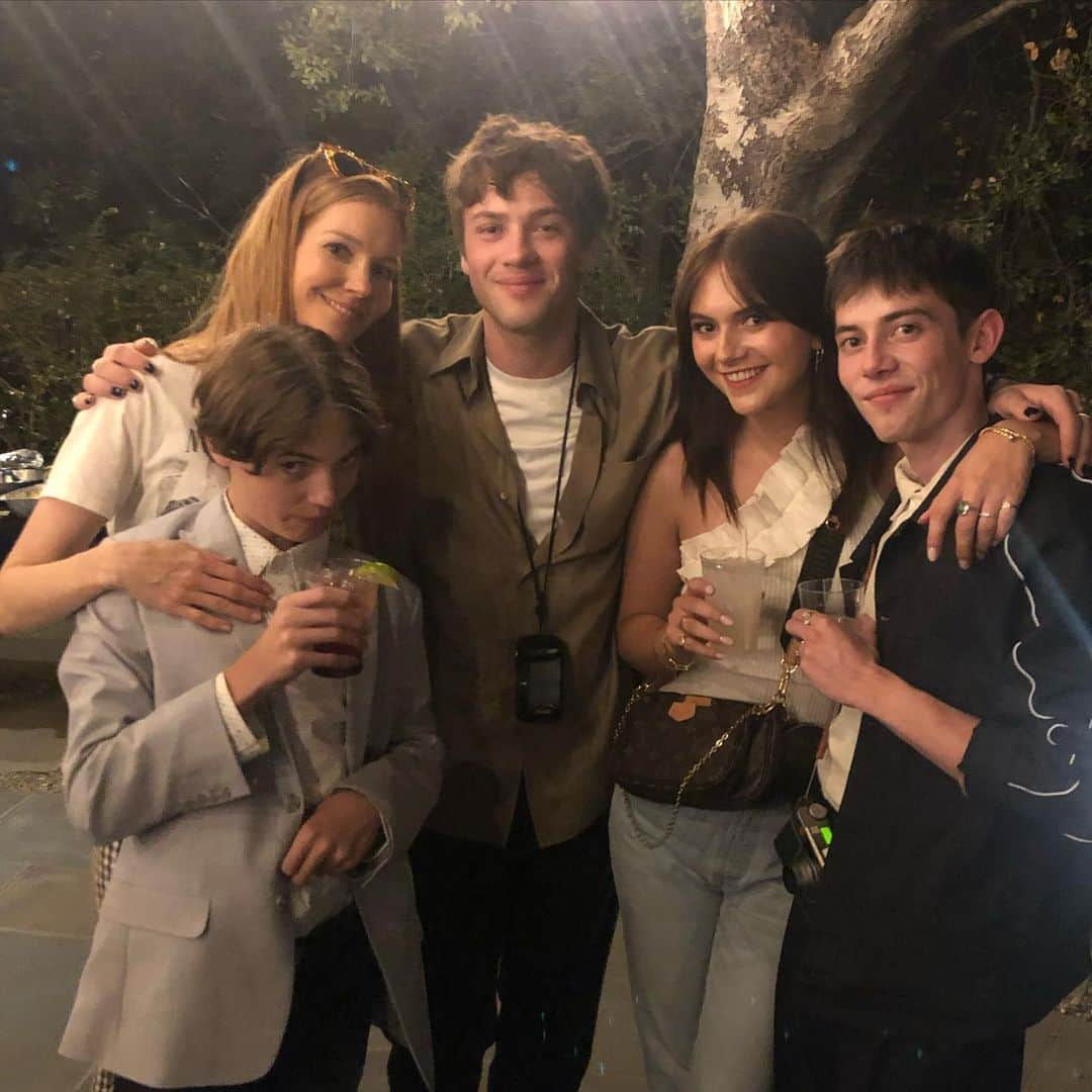 ダービー・スタンチフィールドのインスタグラム：「FAMILY REUNION @lockeandkeynetflix ❤️❤️❤️❤️❤️❤️❤️❤️❤️❤️ ugh my heart. these people. my heart.」