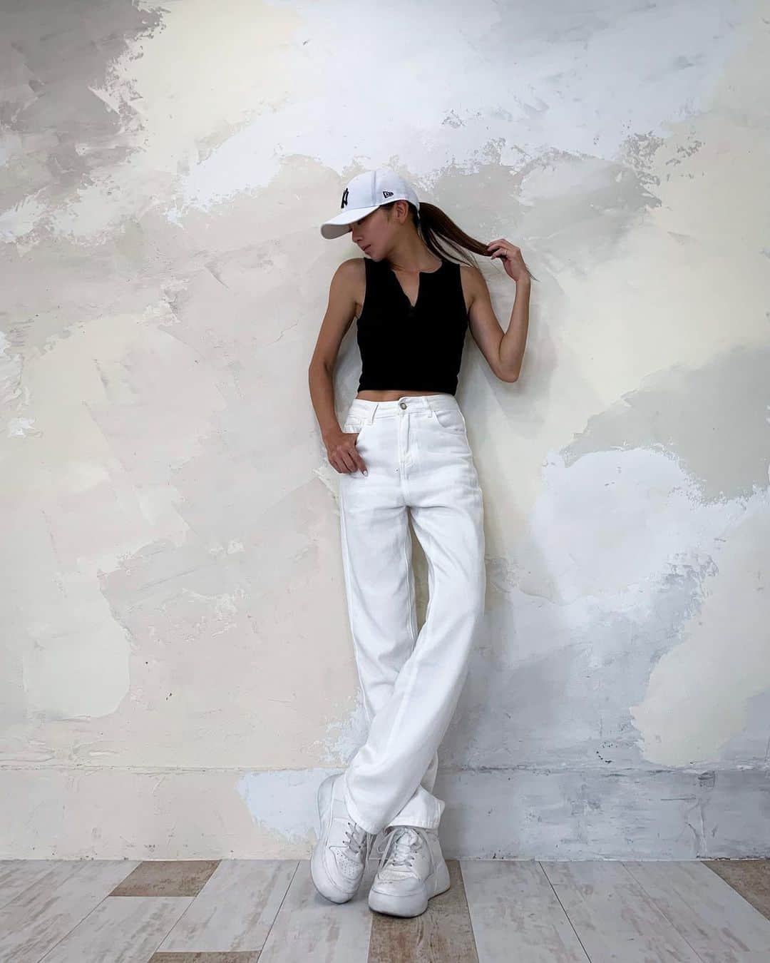 のインスタグラム：「#ootd  Cap.. @newerajapan  Tops.. @shein_japan  White denim.. @shein_japan  Sneaker.. @shein_japan   （キャップ以外は）全部SHEINコーデ  📌Coupon Code【midori】 ～¥5,999 ...15%OFF🪄 ¥6,000円〜 ...20%OFF🪄 @shein_japan   ────────────────────────── #SHEINforall#SHEIN#SHEINpartner @sheinofficial  #coordinate #casualstyle #デニムコーデ#ハイウエストデニム #ホワイトデニム #ホワイトデニムコーデ #スニーカー女子 #スニーカーコーデ #夏コーデ #outfit #日焼け女子」