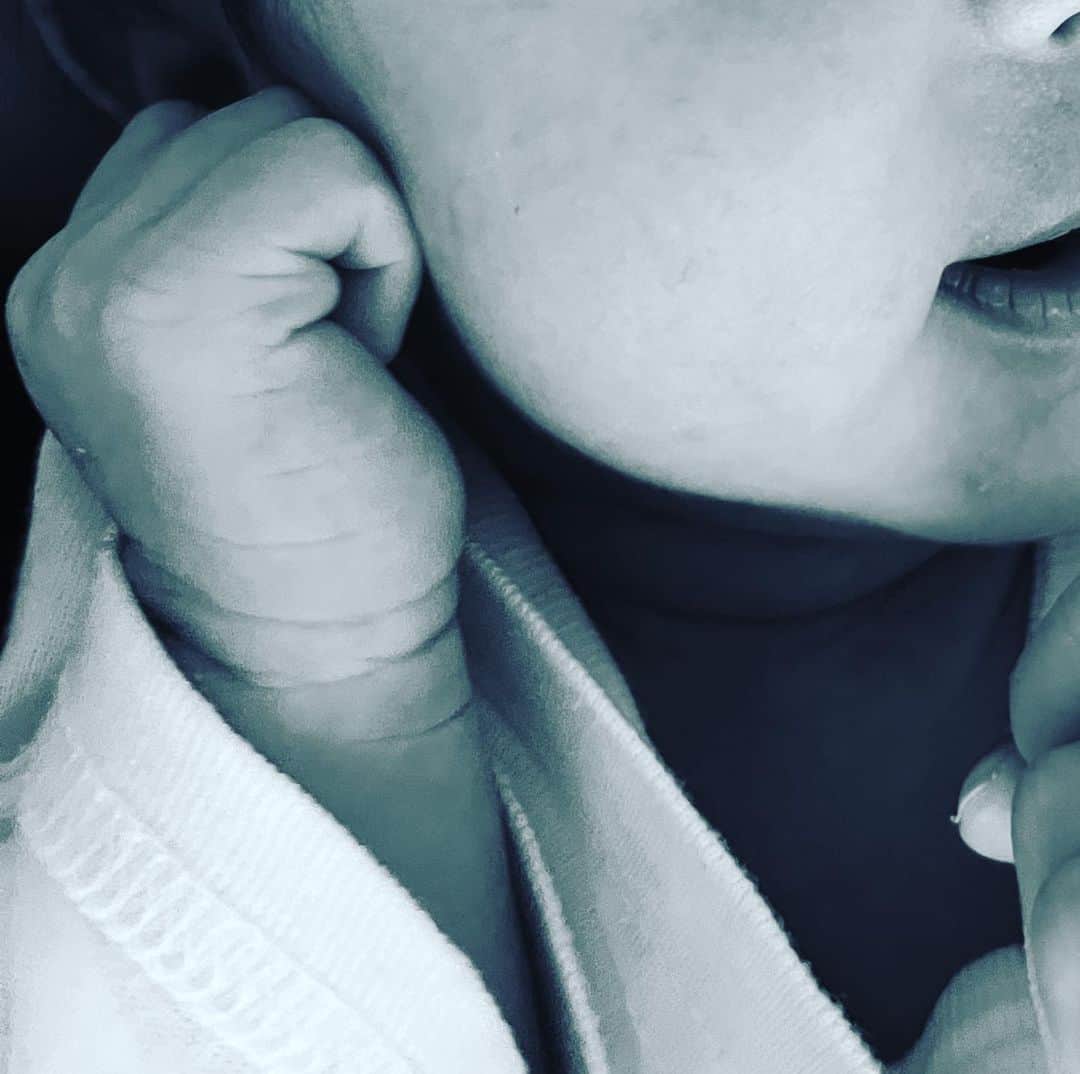 八木ひとみのインスタグラム：「5月末からお休みをいただき 産休に入っておりましたが 先月無事に出産いたしました。  誕生して間もない命にもかかわらず 日々成長し変化していく我が子の姿に 心を動かされてばかりです。  まだしばらくお休みをいただきますが 再び皆さんにお会いできるよう 準備を進めていきたいと思います。  引き続きよろしくお願いいたします。」