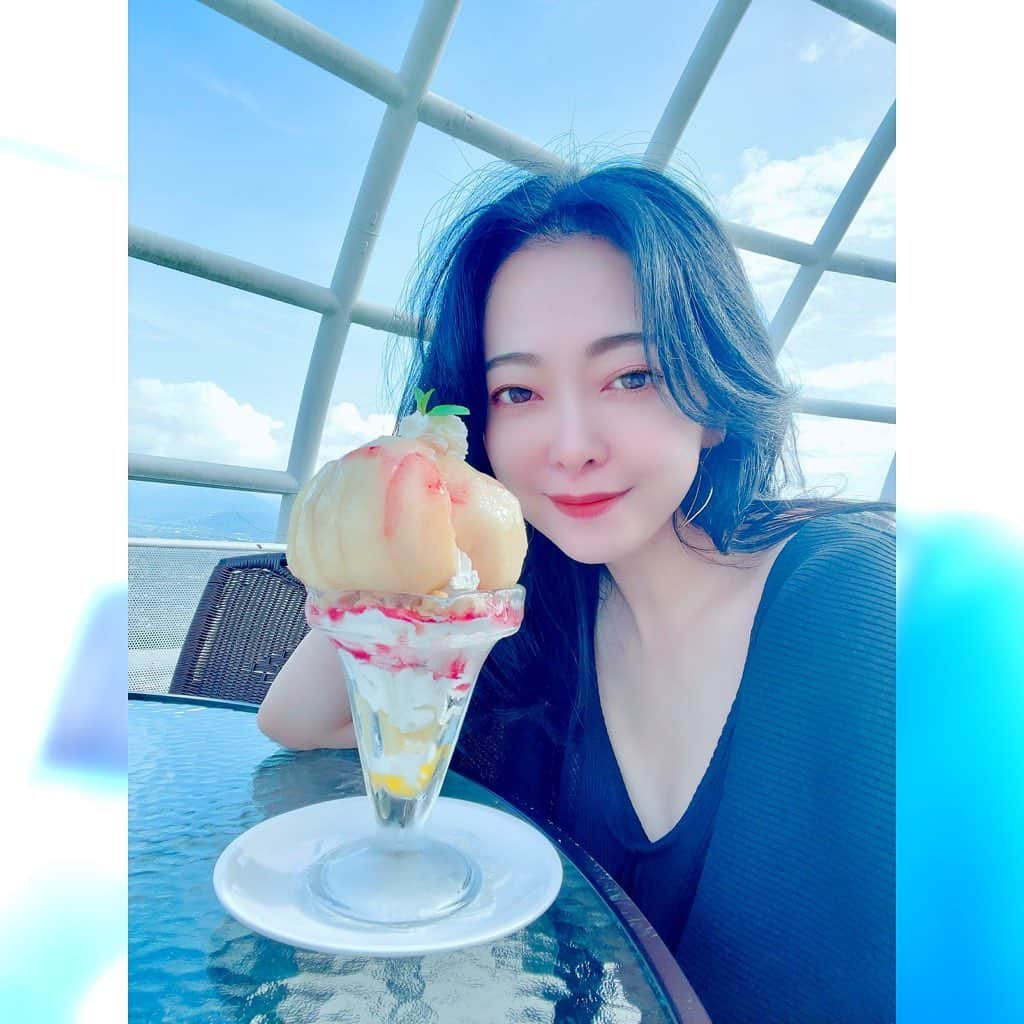 榎本温子のインスタグラム：「先日山梨ですごーーーい桃パフェを食べてきてきました🥺圧巻！テラスも映えがすごくて沢山写真撮りました📸  #笛吹川フルーツ公園 #パフェ #山梨カフェ #カフェ活 #桃 #桃パフェ #instafood #japan」