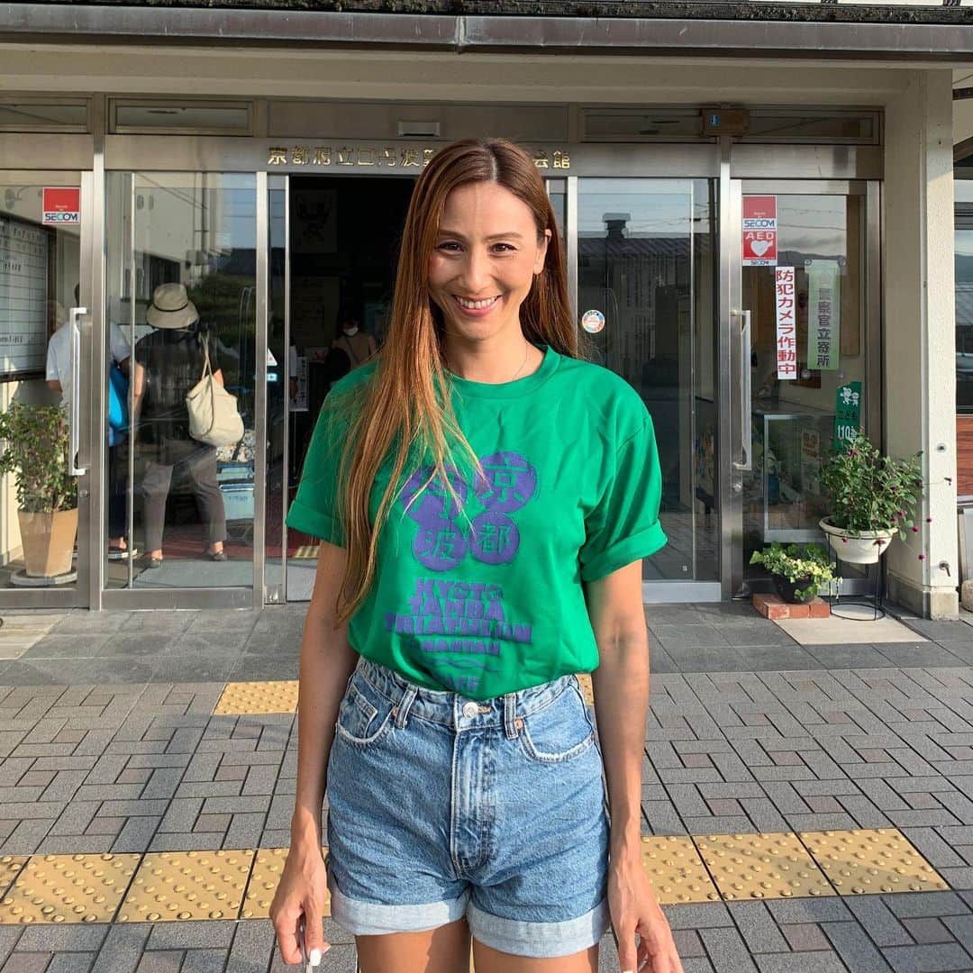 道端カレンのインスタグラム：「第6回京都丹波トライアスロンin南丹大会 🏊‍♀️🚴‍♀️🏃‍♀️  無事終了しました！✨  3年ぶりとなる開催、今年は猛暑、熱中アラート発令ということで、スタンダードディスタンスでは、最後の種目のランは10km→5kmと距離の変更での開催でした。  また、選手権の部(スプリント)は、国体、日本選手権とそれぞれの選考レースでした。  初心者でも参加しやすいスーパースプリントや、リレーの部等もあったりと盛りだくさんで、計600名近い選手(エントリー数)の参加となりました。  私は今年は下腿の怪我によりランニング練習ができず、選手として参加することはできませんでしたが、キムカツさんと共に、大会MCとして大会を盛り上げさせていただきました。🎤  来年は選手としてまた京都丹波トライアスロンin南丹大会に戻ってきたいと思います♫  (会場ではたくさんの方と写真を撮ってたはずなのですが、私の携帯には写真がなかったです。誰か送ってくださいwww)  #京都丹波トライアスロン大会in南丹  #南丹市観光大使 #南丹市 #triathlon  #トライアスロン」