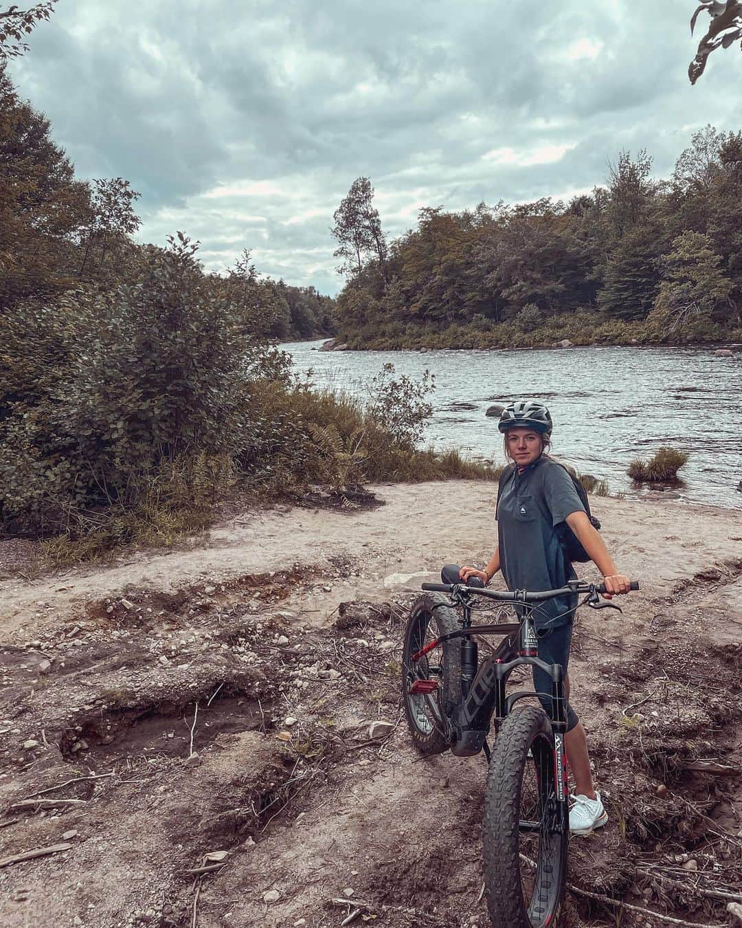 ニキ・ヴォリーズのインスタグラム：「Vroom vroom 🚴」
