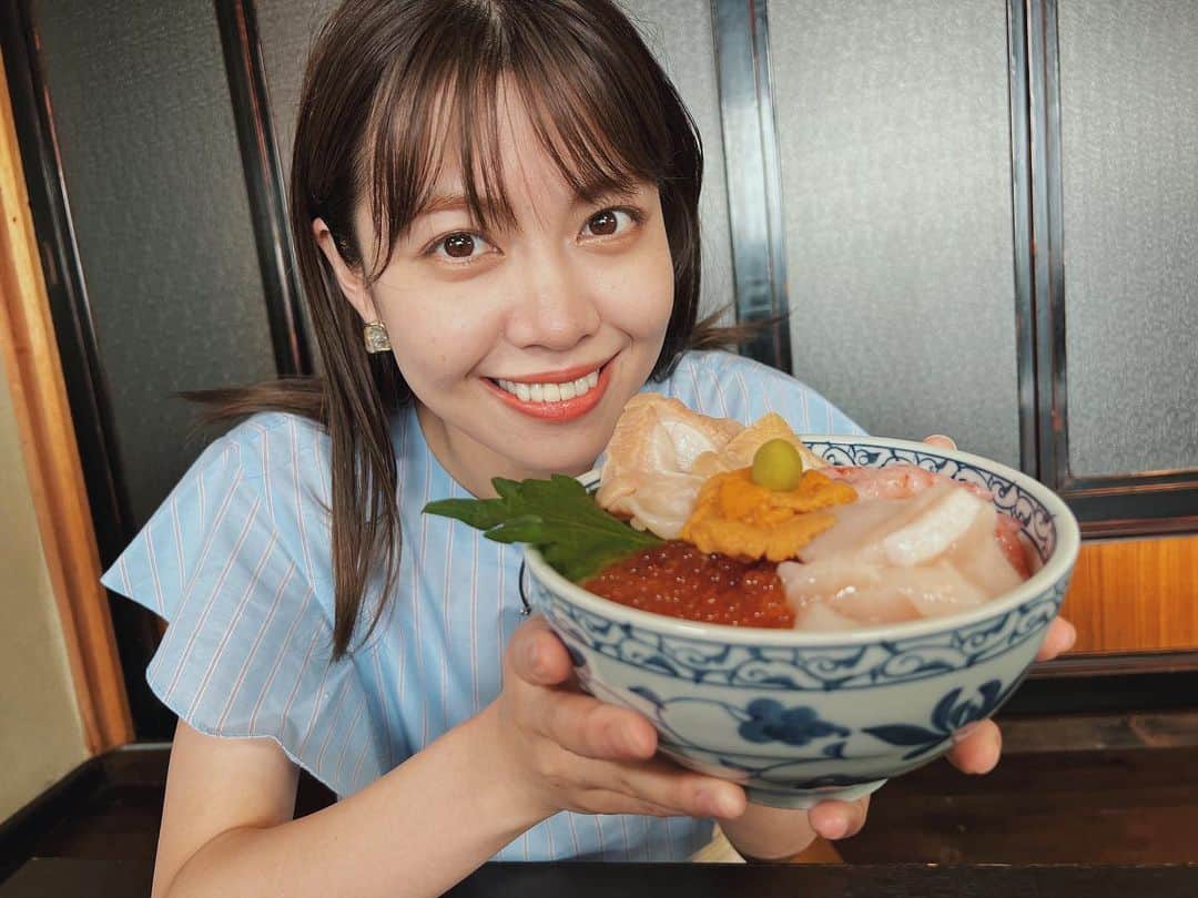吉田晴香のインスタグラム：「今が旬の海鮮🐟 今しか見られない絶景🌼 小樽・積丹方面を思う存分堪能してきました🚗  ウニ！そして、つぶの大きさにびっくり！！ 食感がたまらなかった〜😋  #旅コミ#じゃらん#北海道#積丹#小樽 #北海道グルメ#北海道海鮮　 #hokkaido#hokkaidolove」