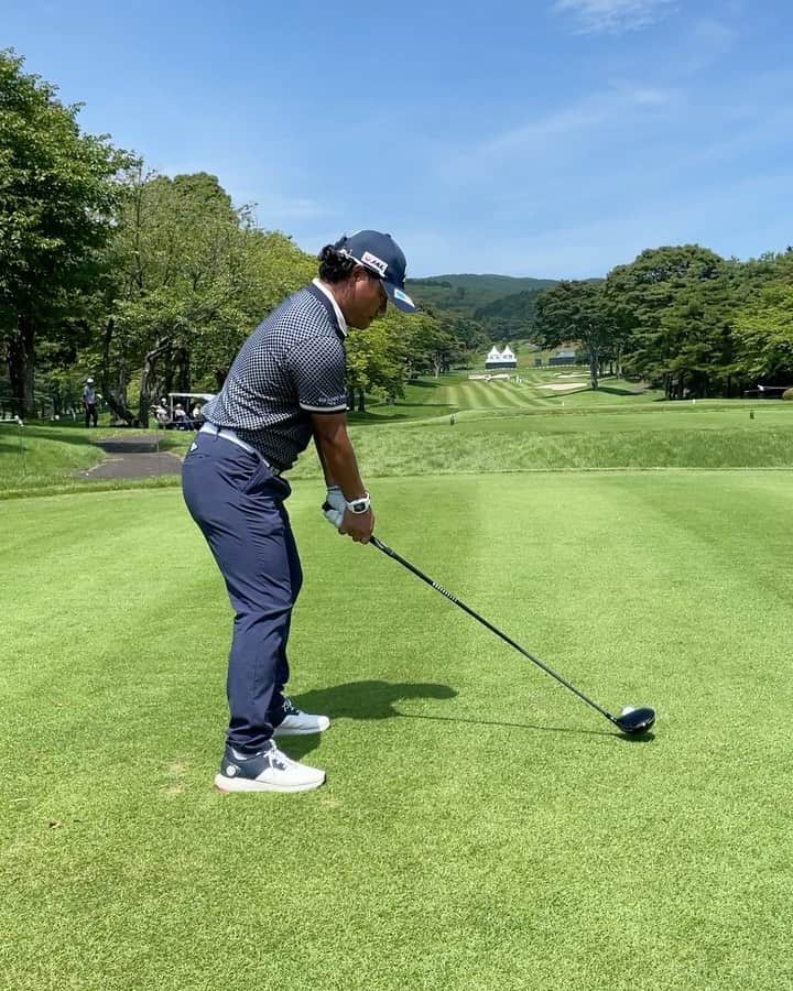 のインスタグラム：「日本プロゴルフ選手権大会2022 が終了しました‼️  残念ながら予選落ちとなってしまいましたが、課題は明白でした😵 切り替えてセガサミーカップまでにしっかりと準備したいと思います‼️  今週もヤナセ様に車のサポートをして頂きました🙇‍♂️ 今週はキャデラックの「XT6」 快適に移動を過ごす事ができました！ありがとうございました‼️ しっかりとコンディションを万全にして次の試合に挑みます‼️ @mikumu.h  おめでとう㊗️🎉🍾 四日間、安定感抜群でしたね！  @pga_of_japan  @yanase_official  @bridgestonesports_golf  @pgm.official  @richardmille  @japanairlines_jal  #トランスコスモス @horn_garment  @sev_technology  @oakleyjapan  #xt6」