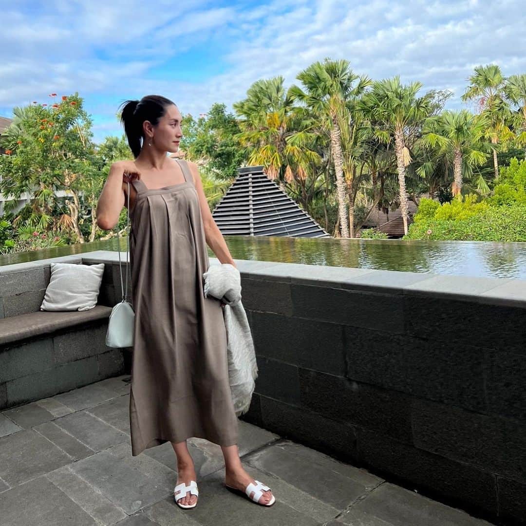 亀恭子のインスタグラム：「vacation中、 snsしばしお休み。 滞在中はのんびりしてます。  ギックリで腰もお休み。 2日目にテニスをやって楽しかったけど こちらではもう出来なそうなので（苦笑） 戻ったらまたやりたいな…  前半で負傷して行動に制限があるので、 うっかり少なかった自分の着替えが 結果それくらいでよかった。 という。  バリだと 連日だいたい楽なワンピです^^  someday's… #fashion #ootd #kkstyle #tokyo #kamescloset #onepiece #anogh #stole #asaucemeler #bag  #scue #shoes #hermes #summer #august」