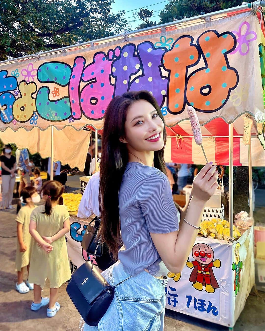 のインスタグラム：「🍌🤤🍫 ⠀ たまたま通りかかったらお祭りやってて寄り道🎶 ちょこばなな食べれてご満悦。笑 コアラのマーチついてなかったけど🐨  うしろで手を組んでるのかわいすぎる👧🏻💓 ⠀ ⠀ 出店が出るお祭り知ってる人〜？？ 祭り娘がうずうずする季節です🍧🫧 ⠀」
