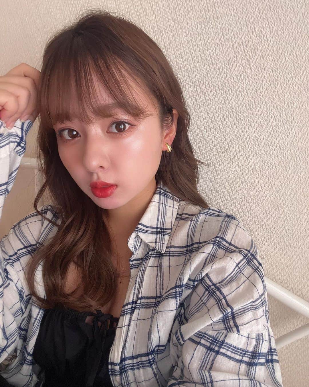 山田菜々のインスタグラム：「あついね、、溶ける。  ゴールドのイヤリング✨ 小ぶりなのに存在感もあって大阪に持ってきちゃった〜🍒  金属アレルギーでも使える @cene_316l ☺️🫶 しかもとっても軽くてお気に入り♡  #cene #金アレ対応 #セネ #金属アレルギー対応」