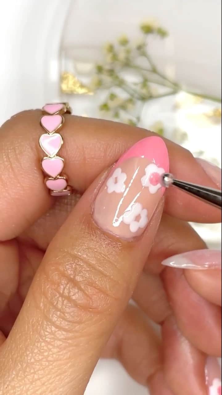 NailsVideosのインスタグラム：「Floral nails by @joydumpling 🌸」