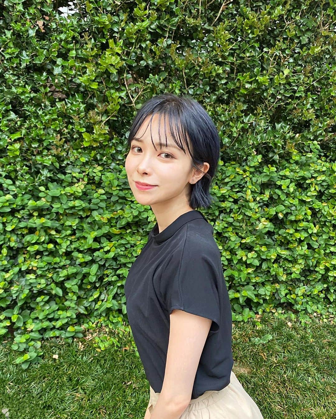 黒澤詩音のインスタグラム：「#newhair   染めた後！  好きな髪色も楽しみたい！ けど、お仕事も大切にしたいので。  "画面を通すと黒にみえる"  けれども、太陽光の下だと透明感ある青みかがったブラックに見えるカラーでお願いをしました。  ヘア💇‍♀️ @startokyo_  @yoshihara69jun   まつげ👀 @maho.ivy_nue   お気に入り。」