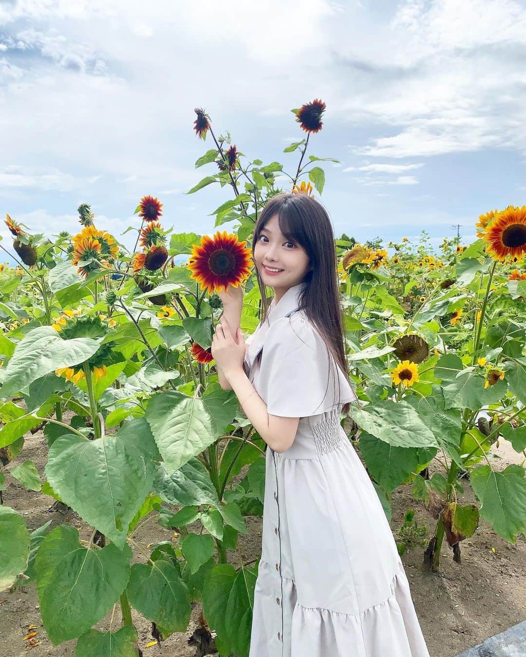 山下彩耶のインスタグラム：「久々に満開のひまわりの里 行けました🌻  その後は妹背牛町の町民祭りにて バーベキューして たっぷり日差しを浴びた1日でした😮‍💨🥂🤍」