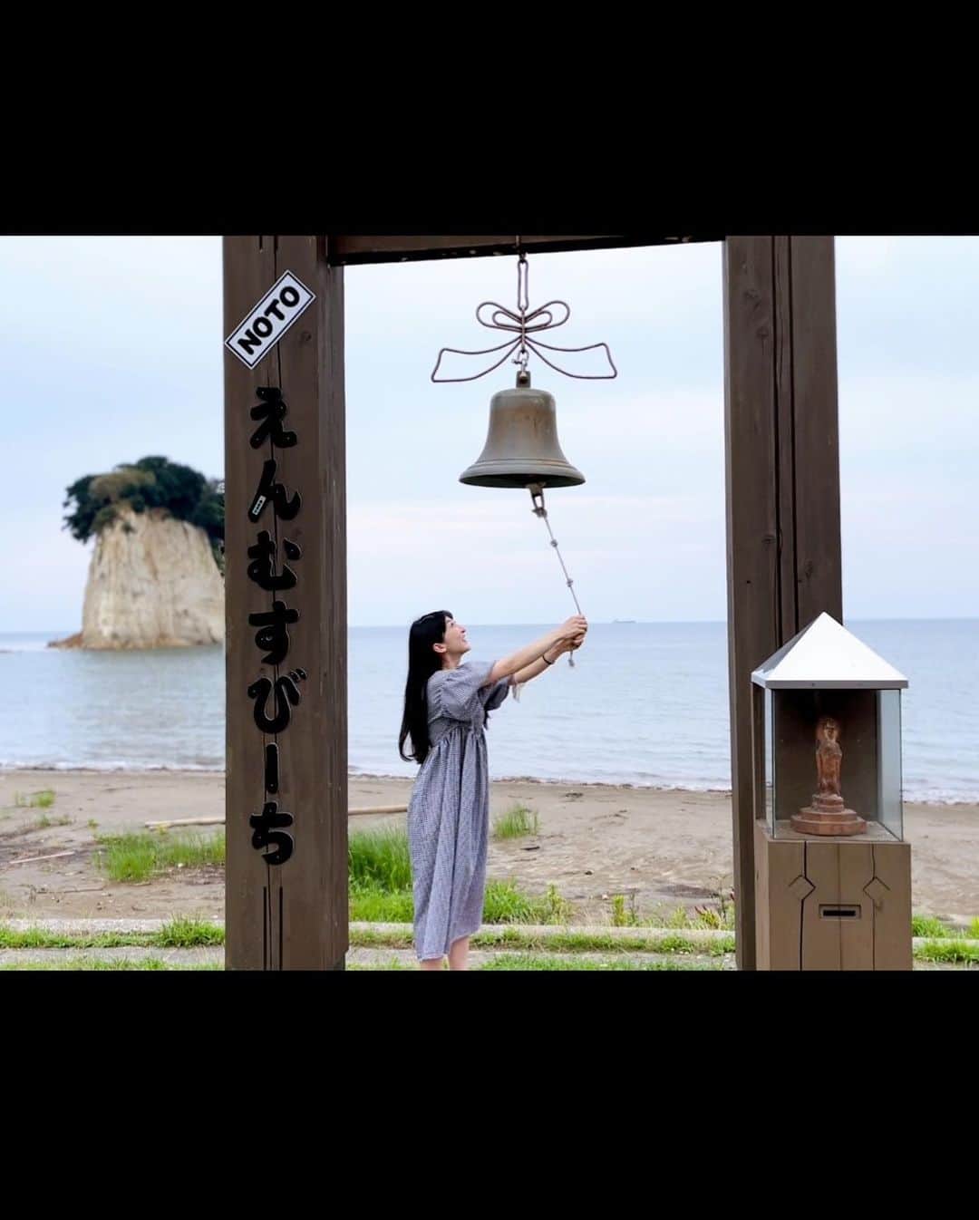 土屋香織さんのインスタグラム写真 - (土屋香織Instagram)「日本中の素敵な場所🥺♡ ⇢ @kaorintsuchiya 𓂃*·⑅ 𖣥. 石川県珠洲市 見附島𖡼.𖤣𖥧𖡼.𖤣𖥧.. . 空海が見つけた珪藻土でできた白亜の美しい島( ˘͈ ᵕ ˘͈ )🤍🤍🤍 別名 #軍艦島 。 能登って珪藻土がよくとれるんですよね。 この島、6月の地震で少し崩れてしまったようです。 . 左側に鳥居が。 島内に見附神社があるんだって⛩ . . . #見附島 #石川旅行 #珠洲市 #かおvoyage #能登 #能登半島 #能登半島ドライブ #北陸旅行 #石川観光 #能登観光 #東京女子部 #夏のときめき #retrip_nippon #ishikawakanko」8月7日 20時37分 - kaorintsuchiya