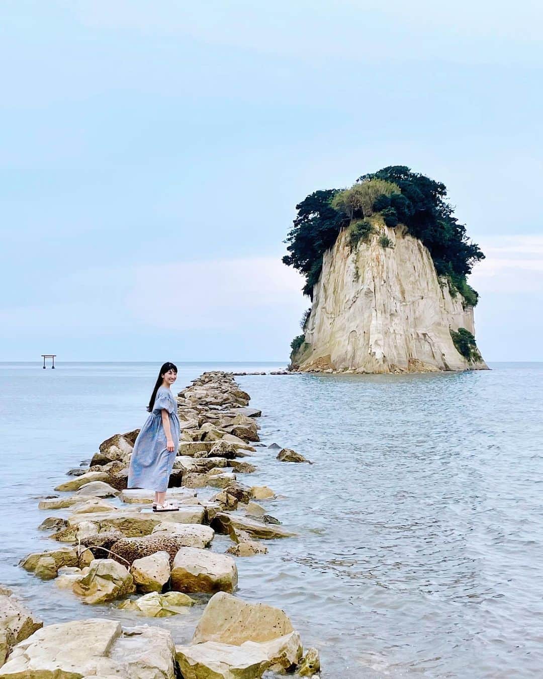 土屋香織のインスタグラム：「日本中の素敵な場所🥺♡ ⇢ @kaorintsuchiya 𓂃*·⑅ 𖣥. 石川県珠洲市 見附島𖡼.𖤣𖥧𖡼.𖤣𖥧.. . 空海が見つけた珪藻土でできた白亜の美しい島( ˘͈ ᵕ ˘͈ )🤍🤍🤍 別名 #軍艦島 。 能登って珪藻土がよくとれるんですよね。 この島、6月の地震で少し崩れてしまったようです。 . 左側に鳥居が。 島内に見附神社があるんだって⛩ . . . #見附島 #石川旅行 #珠洲市 #かおvoyage #能登 #能登半島 #能登半島ドライブ #北陸旅行 #石川観光 #能登観光 #東京女子部 #夏のときめき #retrip_nippon #ishikawakanko」