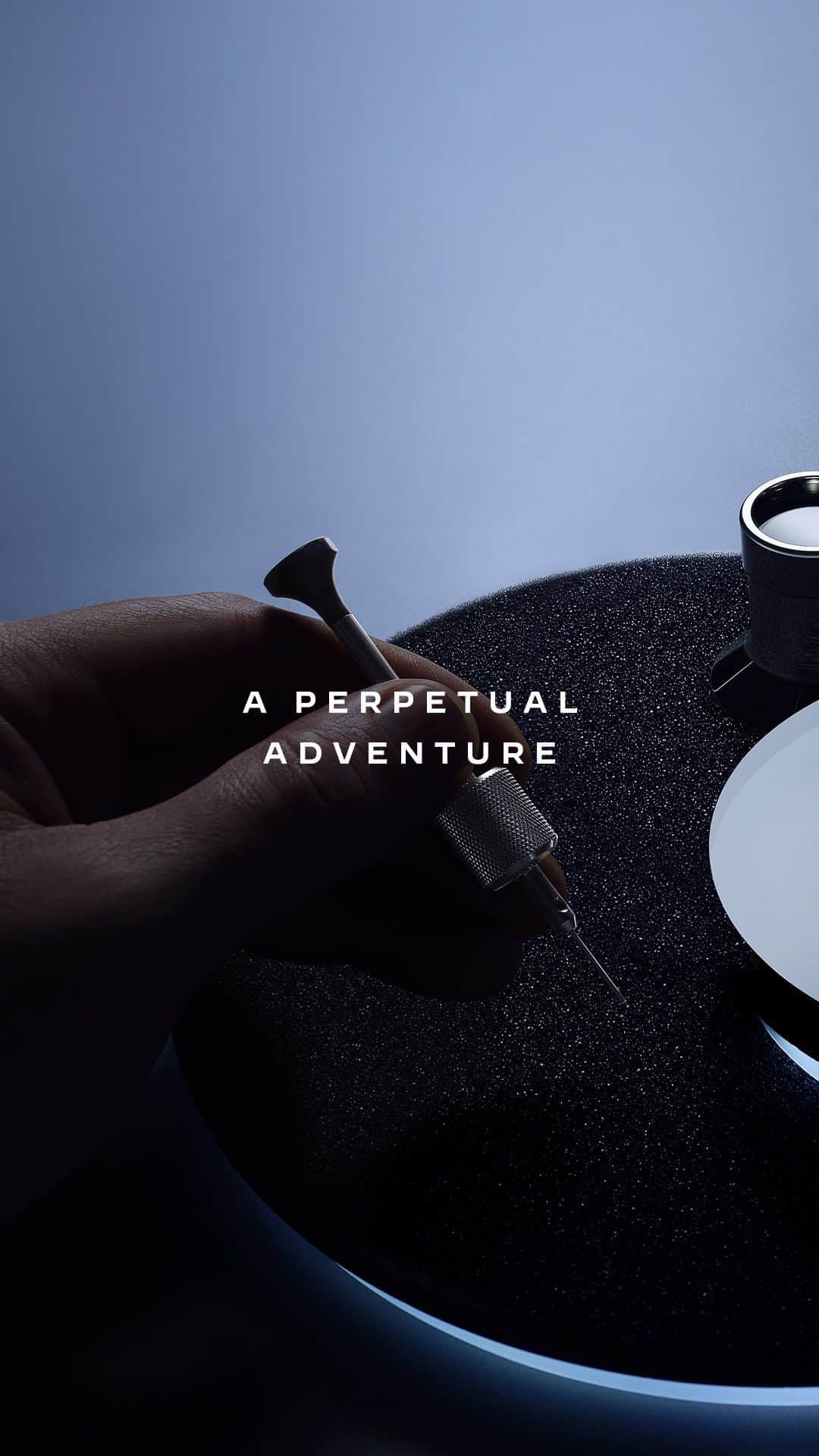 ジャガールクルトのインスタグラム：「A century of cultivated Savoir-Faire. #Polaris _ Polaris Perpetual Calendar Designed, made and assembled in our Manufacture _ Drawing from over a century of Savoir-Faire, our watchmakers have worked around the clock to bring the Perpetual Calendar into the world of contemporary sporting elegance. With an emphasis on balance and legibility, the timepiece feature the key Polaris design codes: taut lines, fine bezel, glass-box crystal, and an eye-catching mix of brushed and polished surfaces. Designed for everyday life, the Polaris Perpetual Calendar is easy to operate and adjust, making it the perfect watch for a life of adventure. _ #JaegerLeCoultre #Polaris #HomeofFineWatchmaking #HighComplications #Watchmaking #Craftsmanship #SavoirFaire」