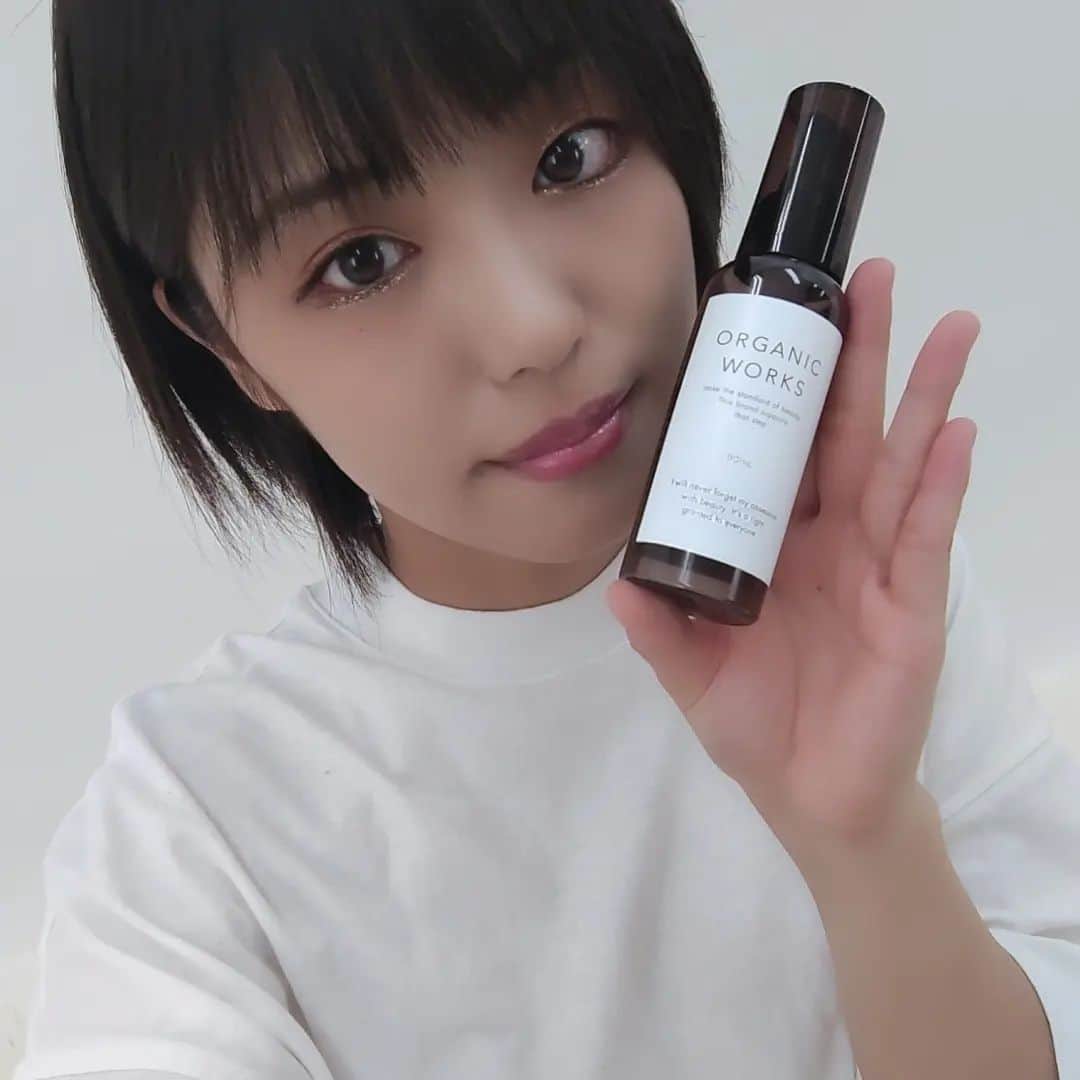 四葉杏果（松村有花）のインスタグラム：「オーガニックワークス ヘアオイル 洗い流さないトリートメント！使ってみたよ(*^^*)  アルガンオイル が髪の内部に浸透し、水分量を保ってホホバオイル が髪の外側を保護し、水分の蒸発を防ぐらしい✨  最近枕で擦れる後頭部部分だけ凄い傷むのよ！しかも後ろとかよく見えないからヘアーアイロンも前より多く当てちゃうから余計に！ まだ1回、2回じゃぱさつきは完全には流石に改善しなかったけど 指通り良くなったし、ベタベタもしないからオイル苦手な私にも良かった♫ ドライヤーの前にすると傷み防止にもなるみたいだから、今日はそれを実践してみよ(*^^*)  PR @owhairoil_official #ヘアオイル #ヘアオイルおすすめ #organicworks #洗い流さないトリートメント #オーガニックヘアオイル #オーガニックワークス」