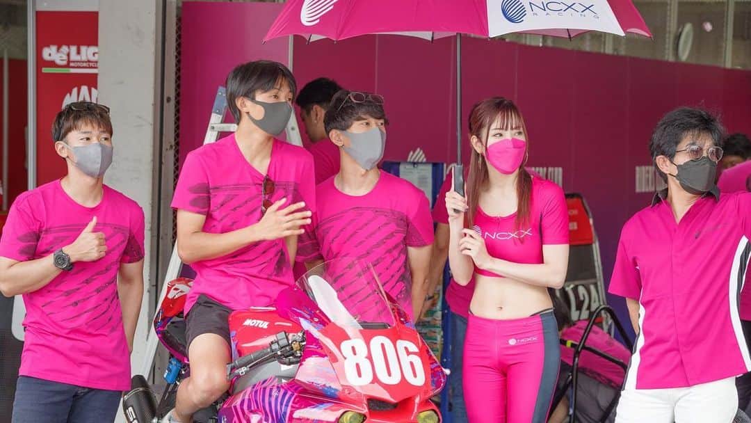 のインスタグラム：「私の応援する　#806  NCXX RACING with RIDERS CLUB は途中トラブルで順位がかなり落ちたにも関わらずSSTクラス２位でした！！✨😭👏🏻 ・ ８時間ってすごいなぁ。。。と改めて思いました✨ ライダーやピットクルーの皆さんお疲れ様でした🙇‍♀️ ・ ・ ・  #鈴鹿8時間耐久ロードレース #鈴鹿8耐 #鈴鹿サーキット#過去ピク #suzuka8hours#suzukacircuit #pinkpinkpink #japanesegirl #motorcycle #ncxxracingwithridersclub #ncxxracing #レースクイーン#🏍 #🏁 #💗」