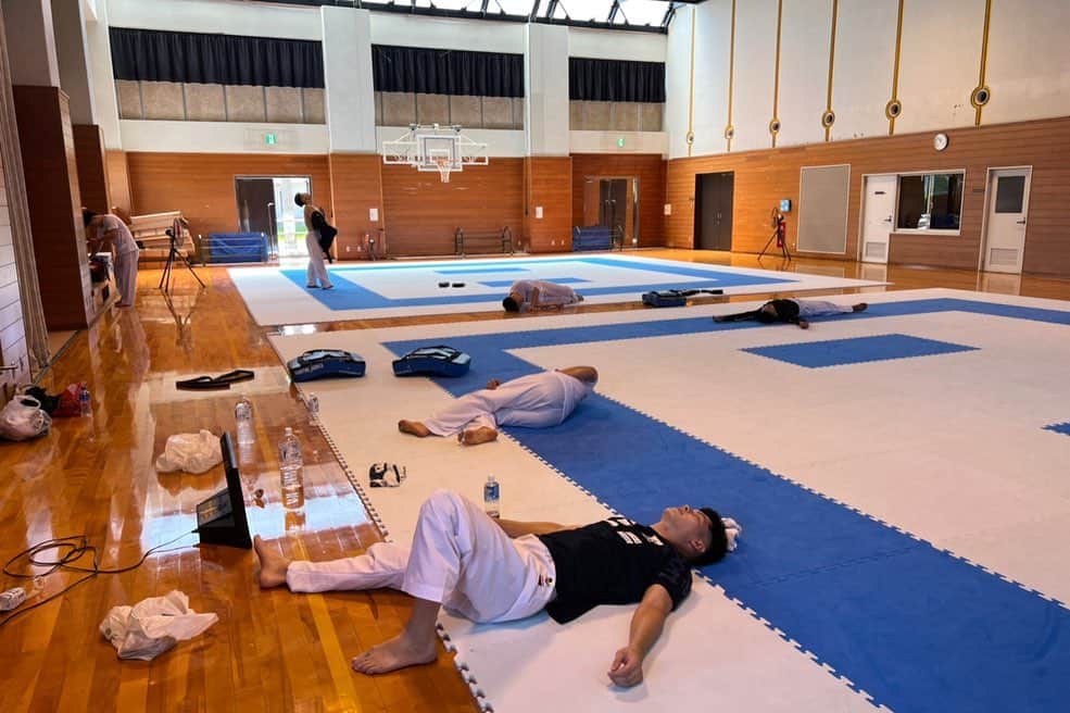 西村拳さんのインスタグラム写真 - (西村拳Instagram)「. セミナー＆合宿📸 合宿追い込んだお陰で最後の写真のように果てました。 #seminar #trainingcamp」8月7日 21時34分 - ken_nishimura1231