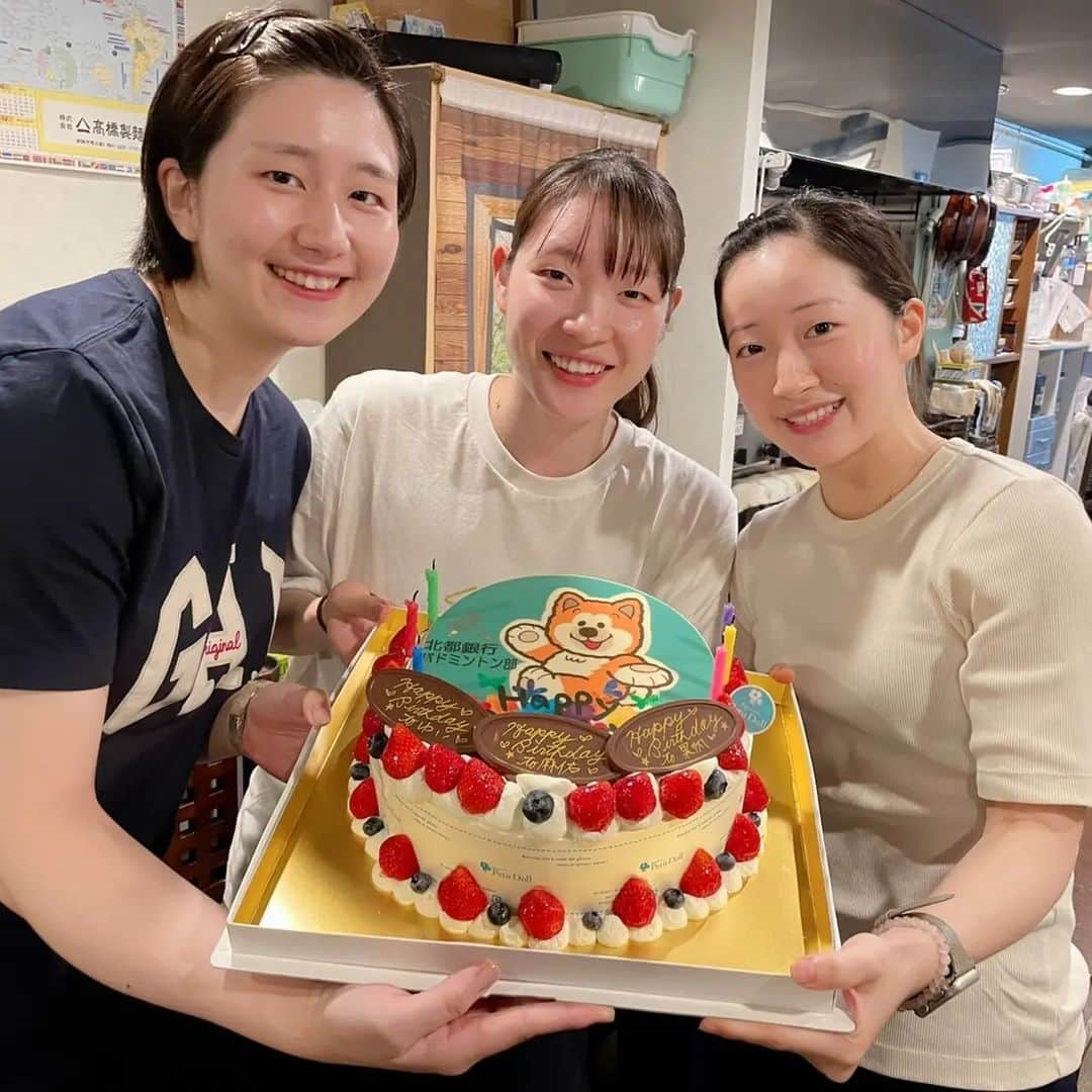 松本麻佑さんのインスタグラム写真 - (松本麻佑Instagram)「本日、27歳になりました🎂⁡ ⁡沢山のお祝いメッセージありがとうございます😊⁡ ⁡⁡ ⁡色んな方に支えられてここまで生きてこられたんだなと実感しています！⁡ ⁡⁡ フレッシュな気持ちで、歳を感じさせないプレーが出来るようにこれからも頑張ります🔥⁡ ⁡⁡ ⁡世界選手権、YONEXOPENと大きな大会が続くので気を引き締めて挑んでいきます！！⁡ ⁡⁡ ⁡これからも応援よろしくお願い致します✨‼️⁡ ⁡⁡ ⁡⁡ ⁡⁡ ⁡⁡ ⁡⁡ ⁡#誕生日⁡ ⁡#花の日⁡ ⁡#感謝⁡ ⁡」8月7日 21時36分 - m_mayu787