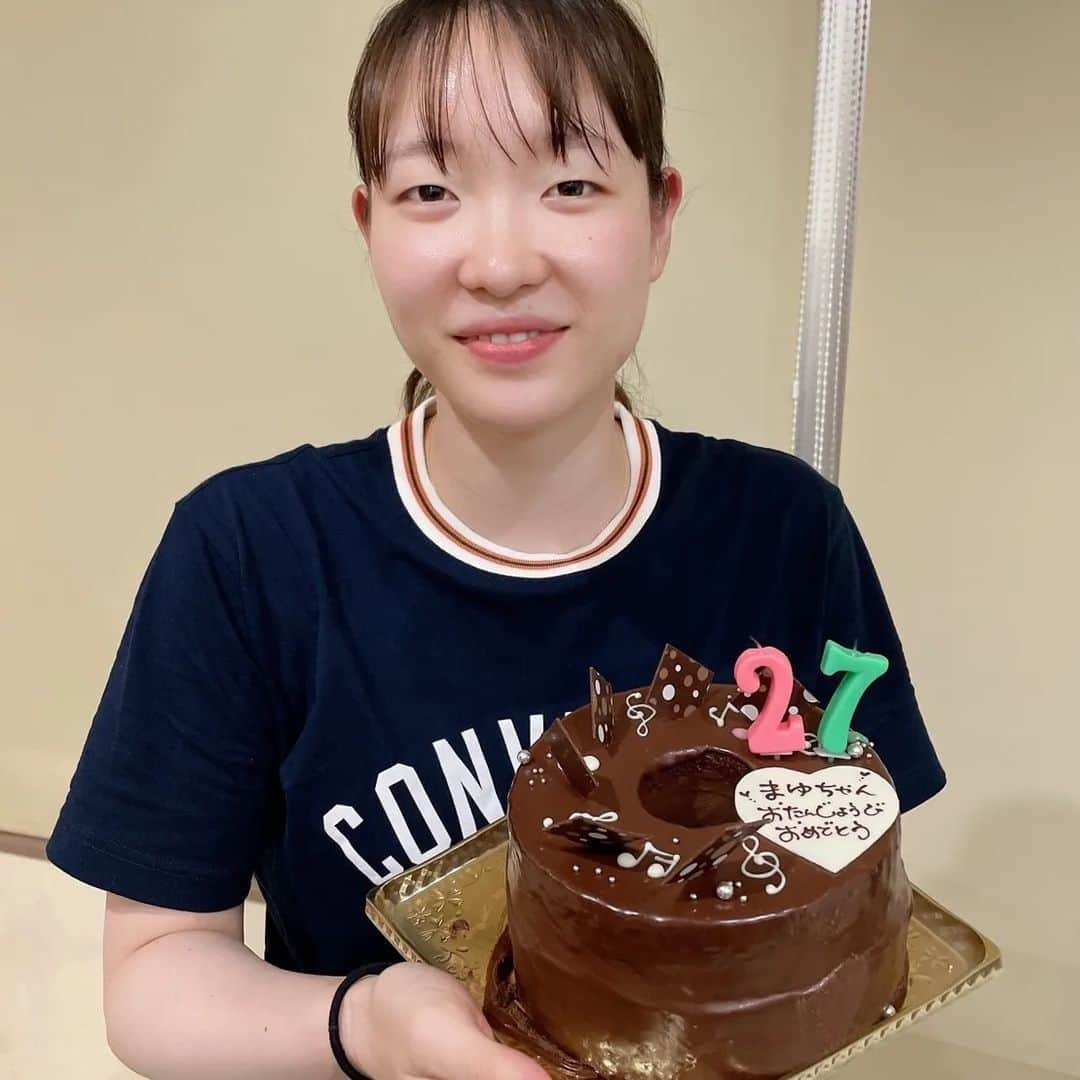 松本麻佑のインスタグラム：「本日、27歳になりました🎂⁡ ⁡沢山のお祝いメッセージありがとうございます😊⁡ ⁡⁡ ⁡色んな方に支えられてここまで生きてこられたんだなと実感しています！⁡ ⁡⁡ フレッシュな気持ちで、歳を感じさせないプレーが出来るようにこれからも頑張ります🔥⁡ ⁡⁡ ⁡世界選手権、YONEXOPENと大きな大会が続くので気を引き締めて挑んでいきます！！⁡ ⁡⁡ ⁡これからも応援よろしくお願い致します✨‼️⁡ ⁡⁡ ⁡⁡ ⁡⁡ ⁡⁡ ⁡⁡ ⁡#誕生日⁡ ⁡#花の日⁡ ⁡#感謝⁡ ⁡」