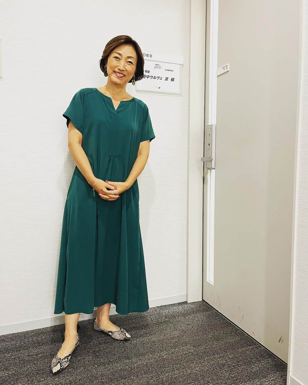 のインスタグラム：「私服で緑は着ませんが。  衣装で着る時がよくあります。 あ、いいなーって思います。 私物のパイソンとよく合いました。  #crieconforto  #衣装」