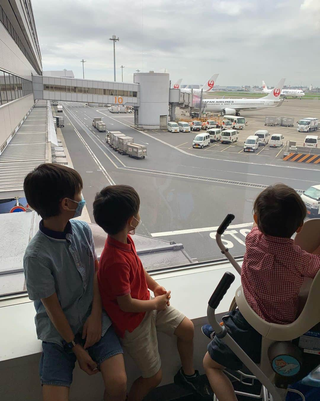 小倉優子さんのインスタグラム写真 - (小倉優子Instagram)「夏休みの旅行に来ました✈️  旅行の様子は、またアップします☺️✨  飛行機に大興奮だった朝の三人です🌟」8月7日 22時00分 - ogura_yuko_0826