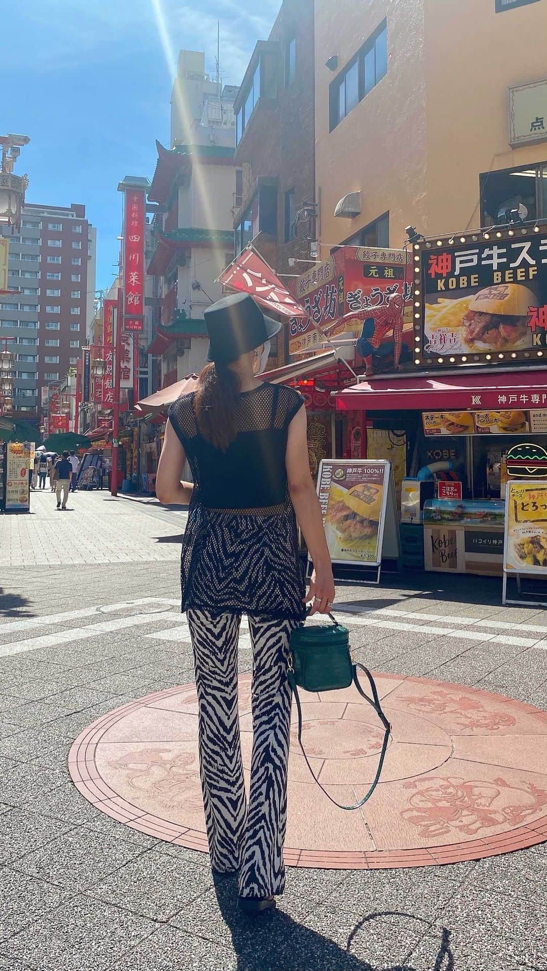 薬師寺美菜子のインスタグラム：「▷▶ . 初リール◎ . 亜姫と瑠姫は初めての南京町！ . この日暑すぎてすぐ避難☺︎︎︎︎ もう少し涼しくなったら行こ♡ . . #南京町#神戸#kobe#中華 #小3#小学3年生 #3歳#2歳#3姉妹#ママ」