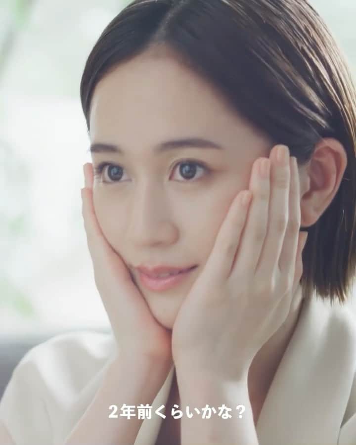 前田敦子のインスタグラム：「. 私が2年前から愛用しているSK-IIのピテラ™️エッセンス！ 数年前からライフスタイルが大きく変わったこともあり、 肌が乾燥しやすくなったり、 毛穴が気になったりと肌悩みも変化しました。  私はピテラ™️エッセンスを使い始めてから、 肌悩みが気になる日が少なくなった気がします。 早いうちからしっかりと自分の肌と向き合って、 丁寧にスキンケアすることで 10年後、20年後の肌が変わってくると思うので、 将来の自分の肌のために楽しみながら頑張りましょう！！ 動画内ではオススメの使い方も紹介しているのて是非みてください☺️  #SKII #ピテラエッセンス #ピテラ #スキンケア #PR」