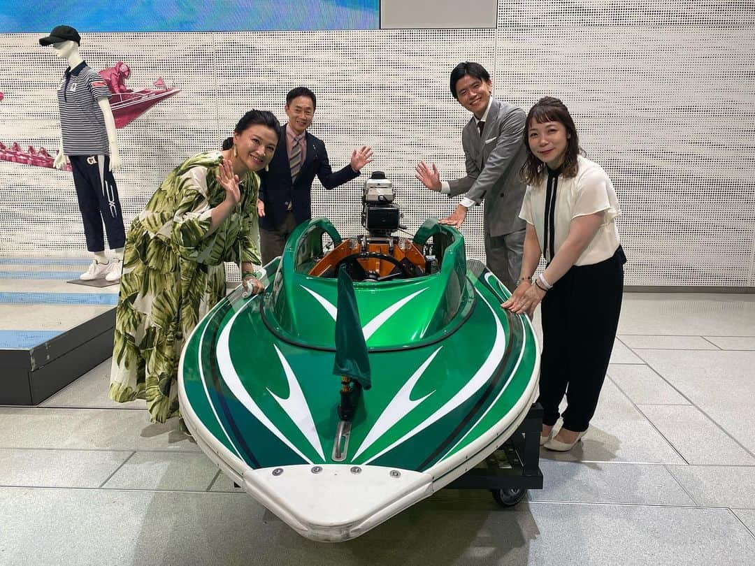 青木源太のインスタグラム：「BOATRACEプレミアでは第36回レディースチャンピオンの模様をお送りしました。GⅠ初優勝となった香川素子選手、本当におめでとうございます！  女子レーサーの戦いは年々激しさを増しています。人気と実力を兼ね備えた女子レーサーに憧れを抱く方も本当に増えてきました！今日の優勝戦でも、6名の選手がそれぞれ勝負をかけた瞬間がありました。  女子レーサーが男子レーサーと同じ舞台で戦うこともボートレースの大きな魅力の一つ。これからも華やかで強い女子レーサーの戦いにご期待ください！  #BOATRACEプレミア#香川素子#レッツボートレース」