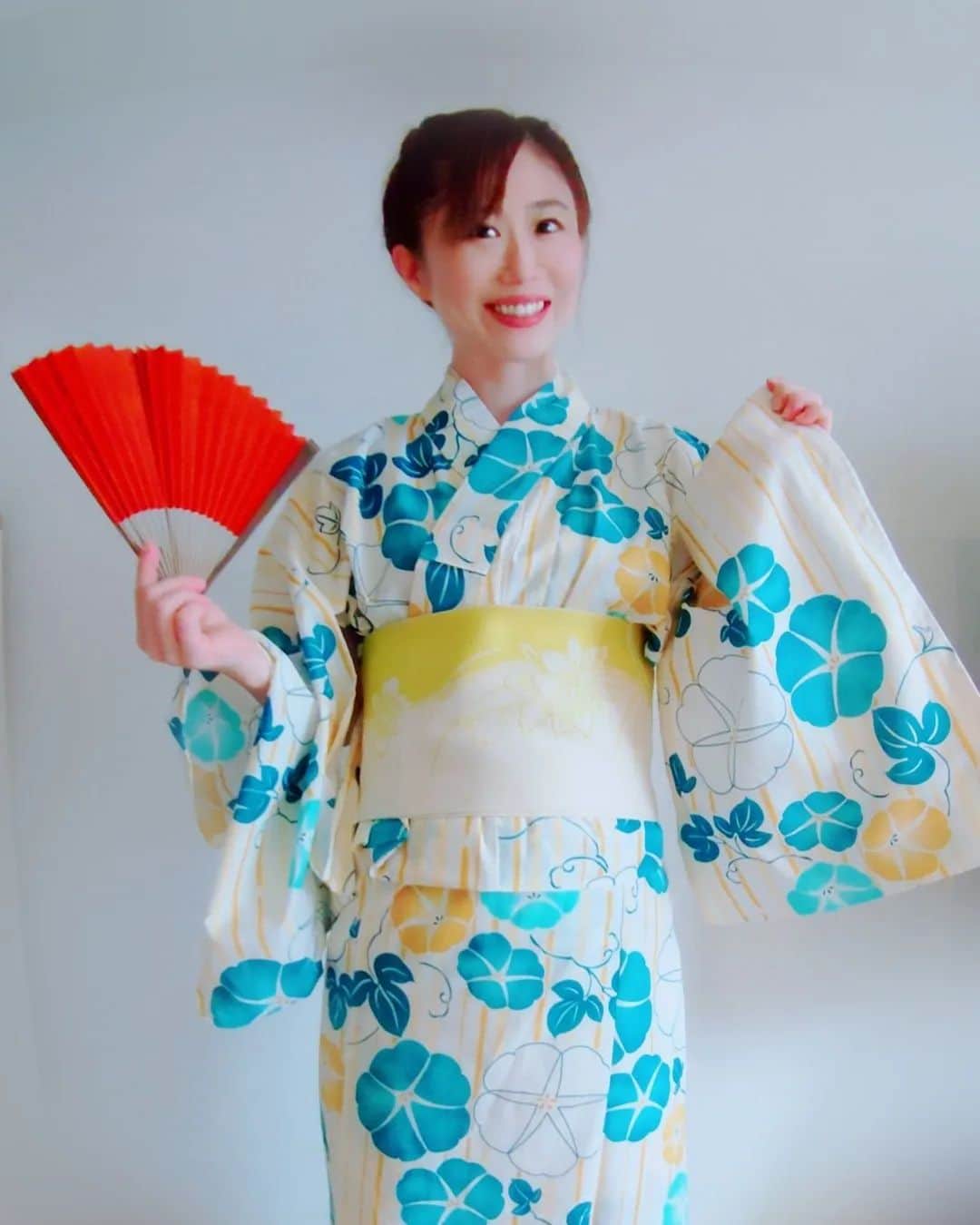 藤本つかさのインスタグラム：「今年初浴衣！ この日のために浴衣新調！  どこかでまた着ます👘  #トークショー #お祭り #ビンゴ #夏満喫  #浴衣 #4枚目 #家族写真 っぽいw #司会者 @yasuhiro.aoki814」