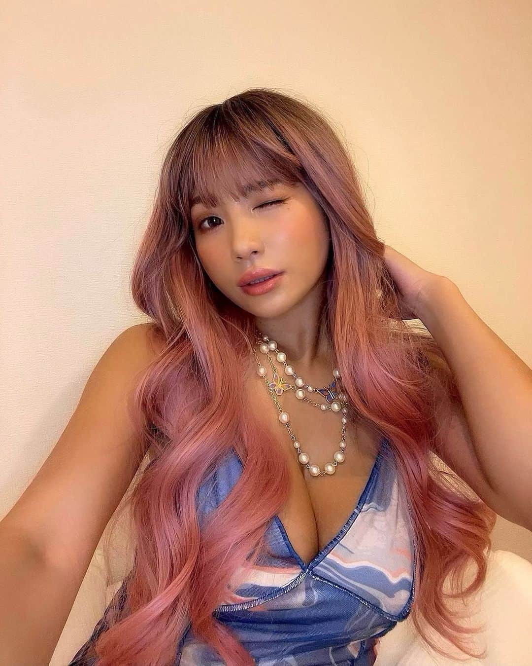 のインスタグラム：「. .  💘💘💘  あしたから撮影続くから がんばるね〜✊🏾  良い子ははやく寝ましょうね〜  おやすみ〜😪💤🌙  . .  #gravure #japanesegirl  #ootd #makeup #グラビア」