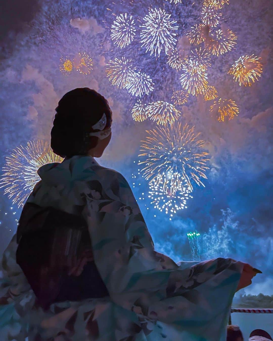 愛沢えみりさんのインスタグラム写真 - (愛沢えみりInstagram)「泣けた😭 辛い時はこの動画見て頑張ります🎆 . #Fireworksdisplay #firework  #長岡花火大会」8月7日 23時16分 - emiri_aizawa