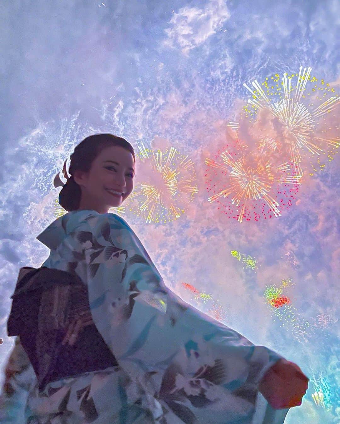 愛沢えみりさんのインスタグラム写真 - (愛沢えみりInstagram)「泣けた😭 辛い時はこの動画見て頑張ります🎆 . #Fireworksdisplay #firework  #長岡花火大会」8月7日 23時16分 - emiri_aizawa