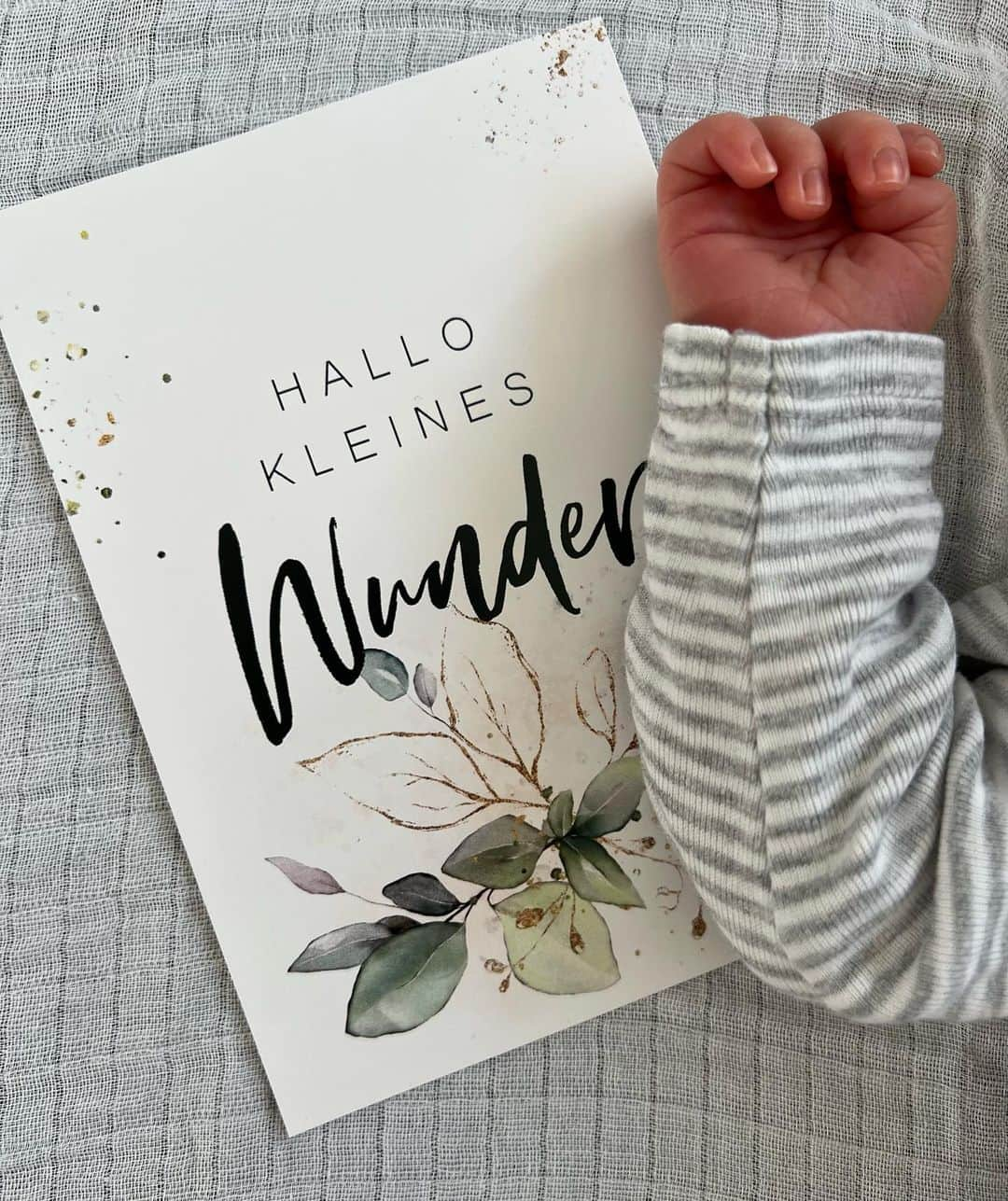 ナディネ・ゴンスカのインスタグラム：「Aus dem Bauch mitten ins Herz 💙 Vor einer Woche hat unser kleiner Sohn das Licht der Welt erblickt. Wir sind überglücklich, dass er endlich bei uns ist und freuen uns auf das Leben zu dritt!   #babyboy #31072022」